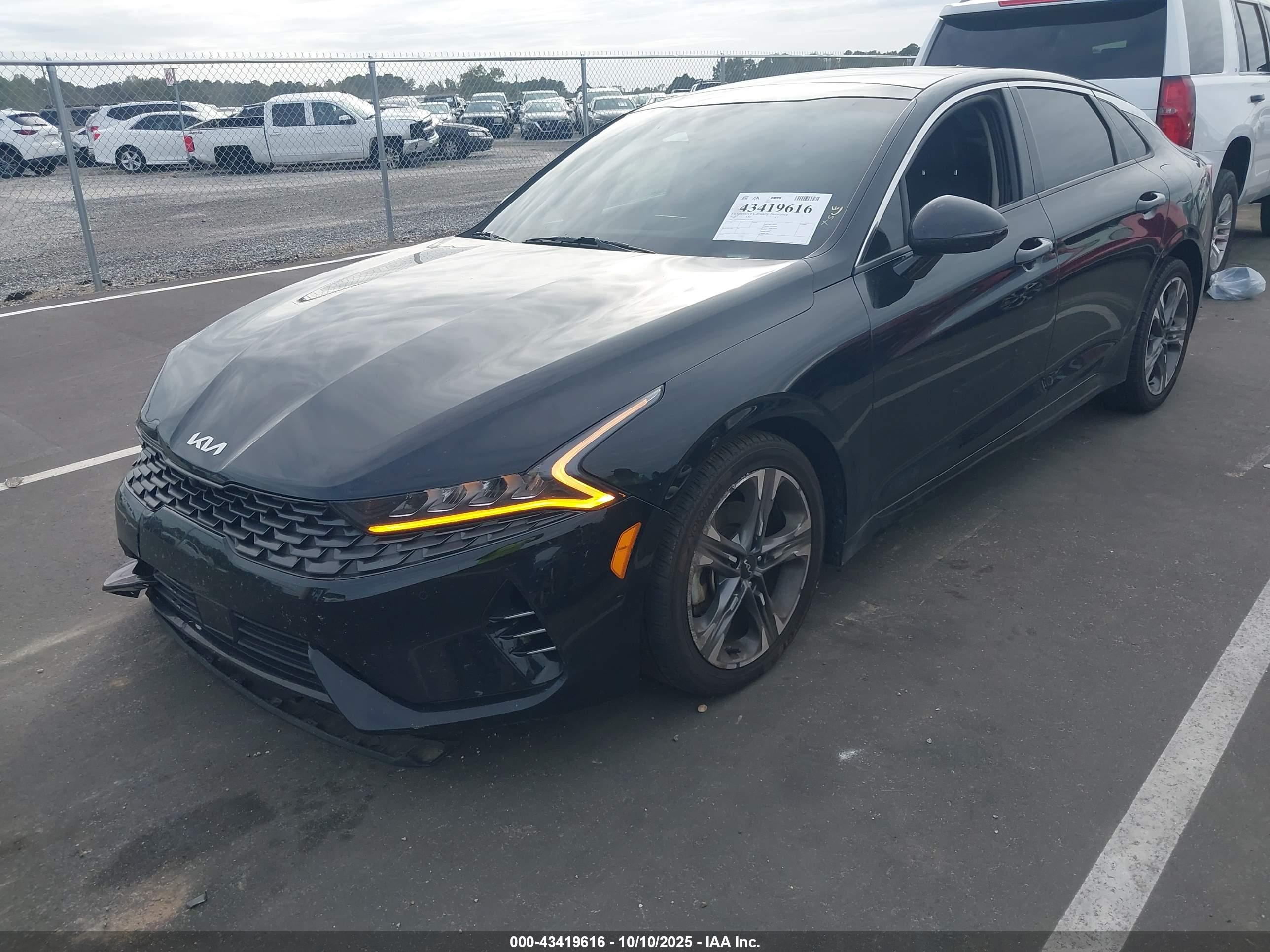 KIA K5 image 2