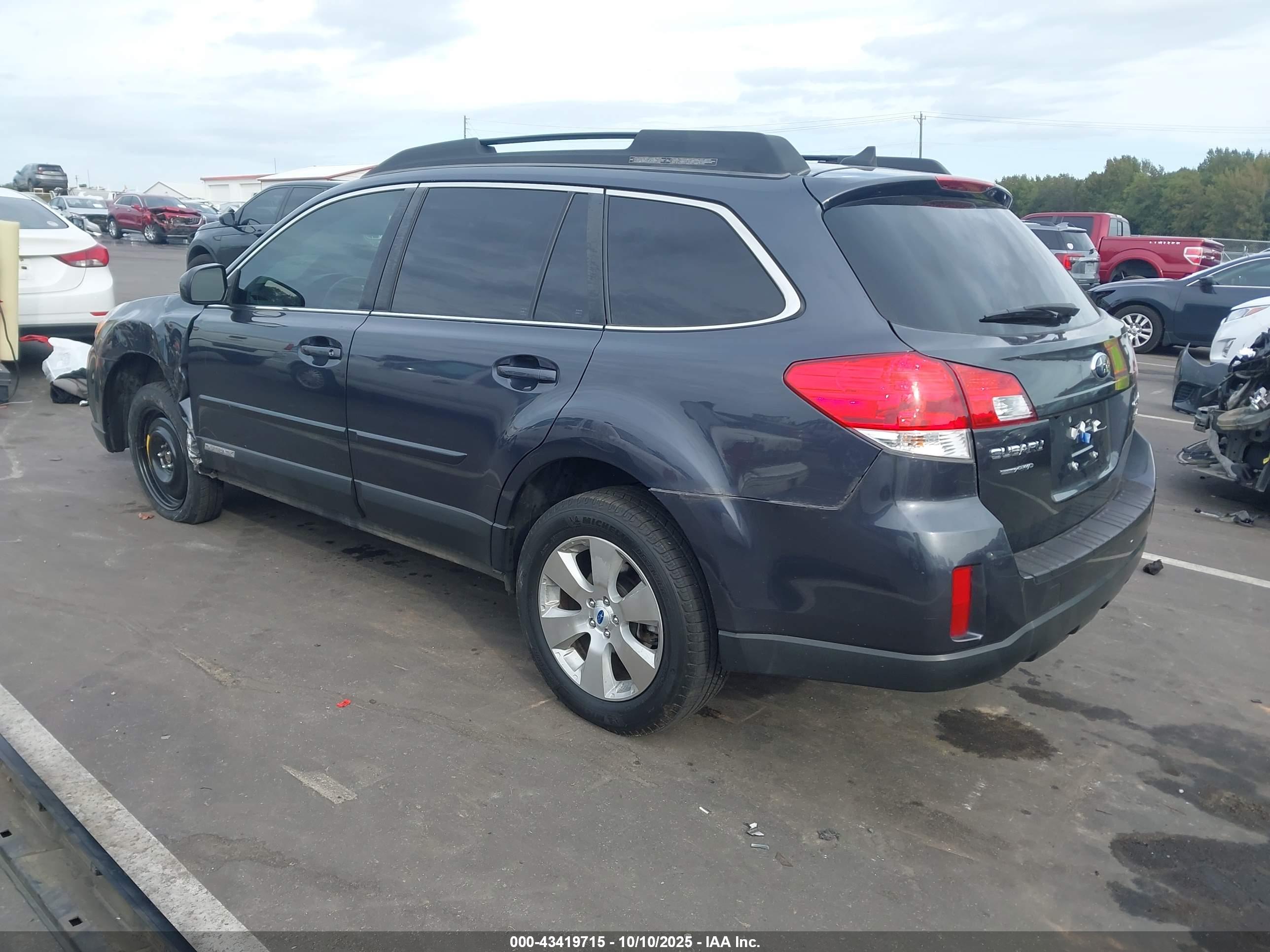 SUBARU OUTBACK image 3