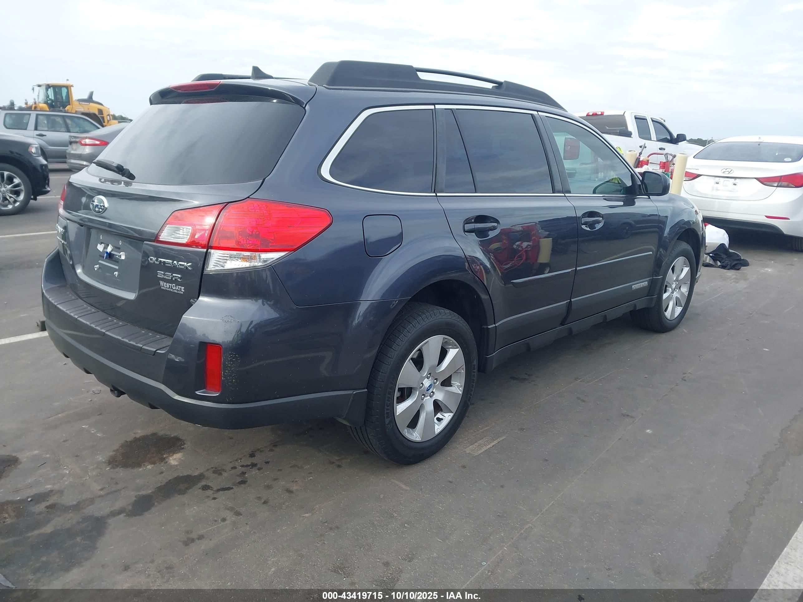 SUBARU OUTBACK image 4