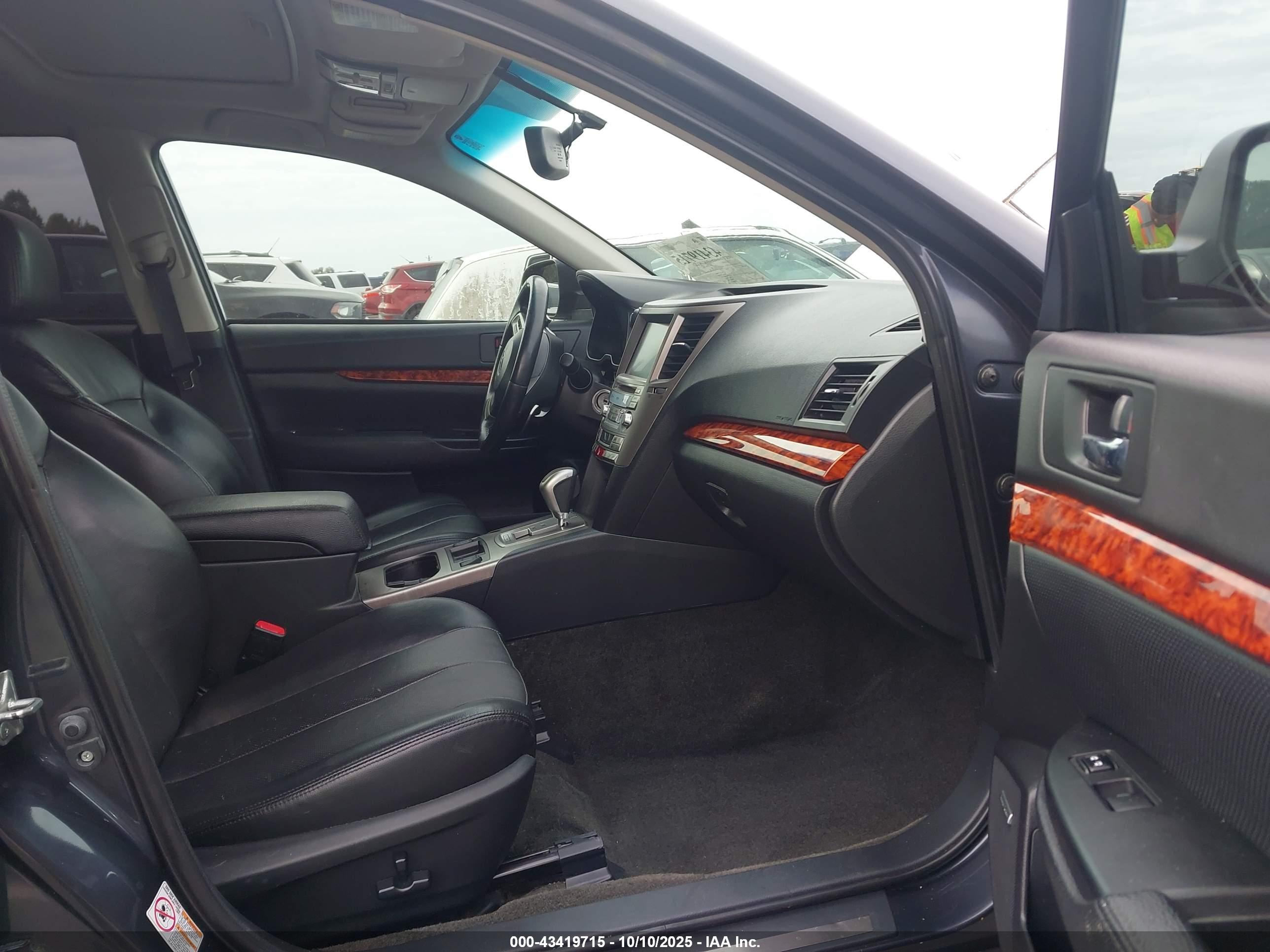 SUBARU OUTBACK image 5