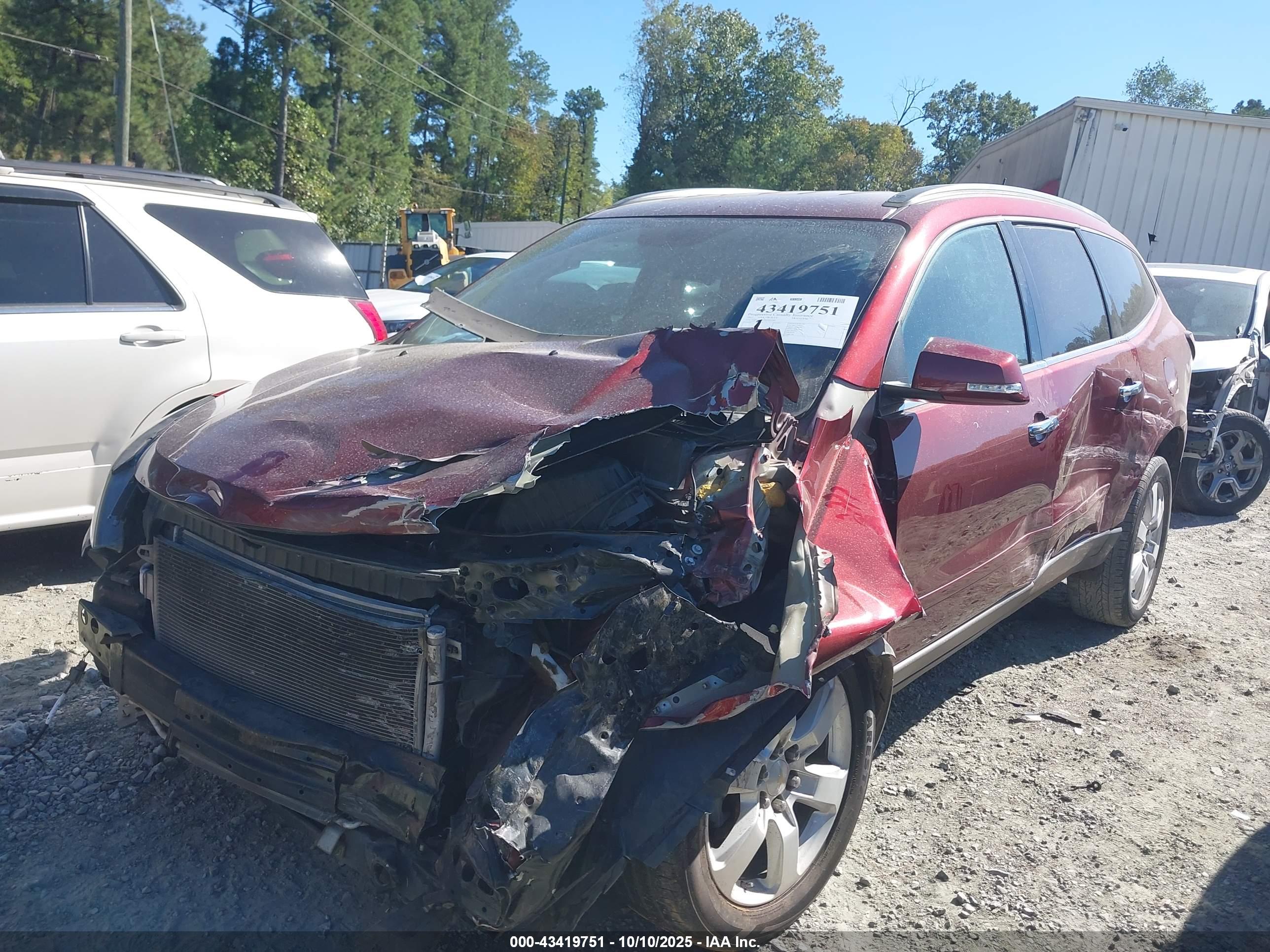CHEVROLET TRAVERSE image 2