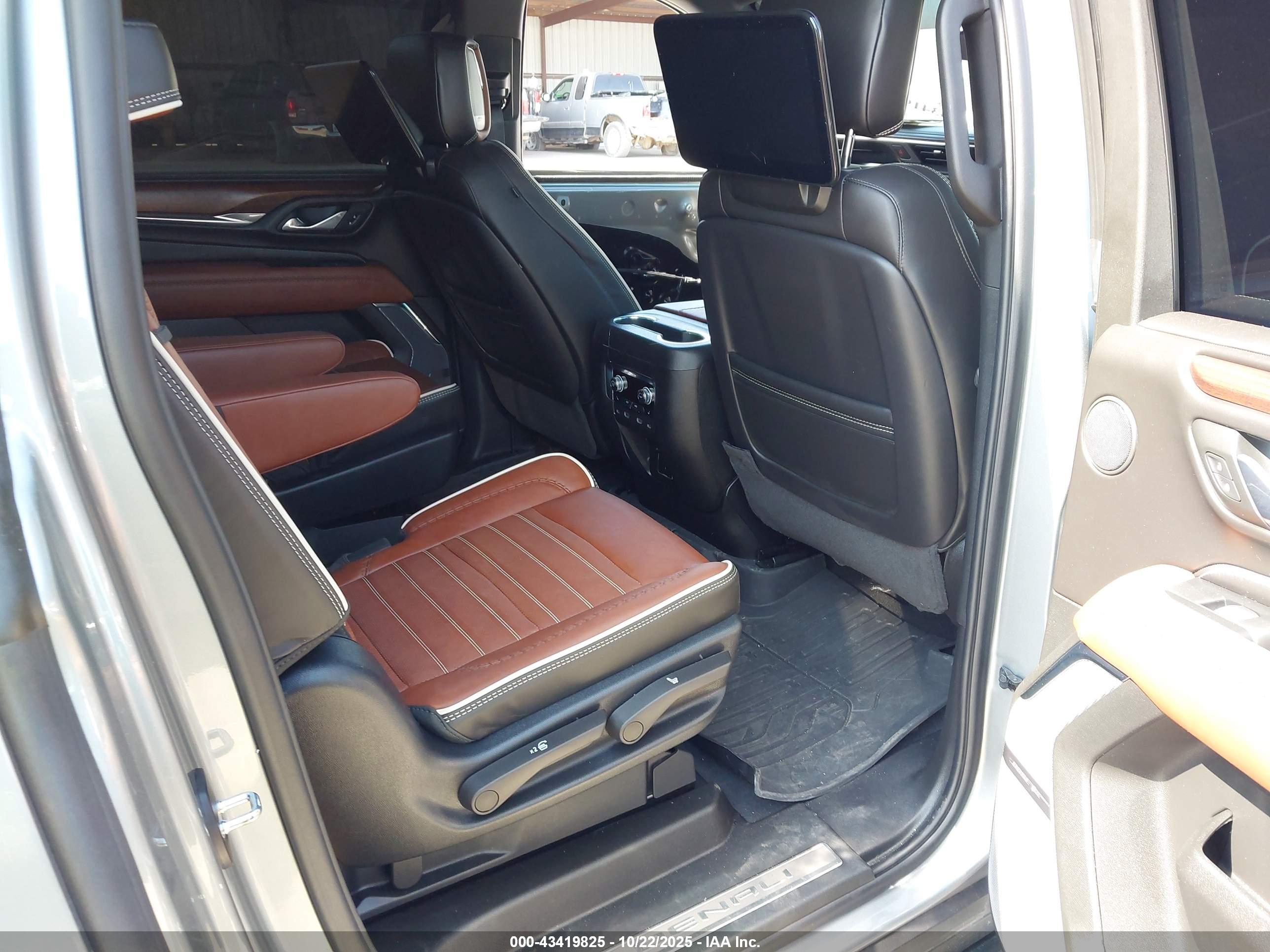 GMC YUKON image 8