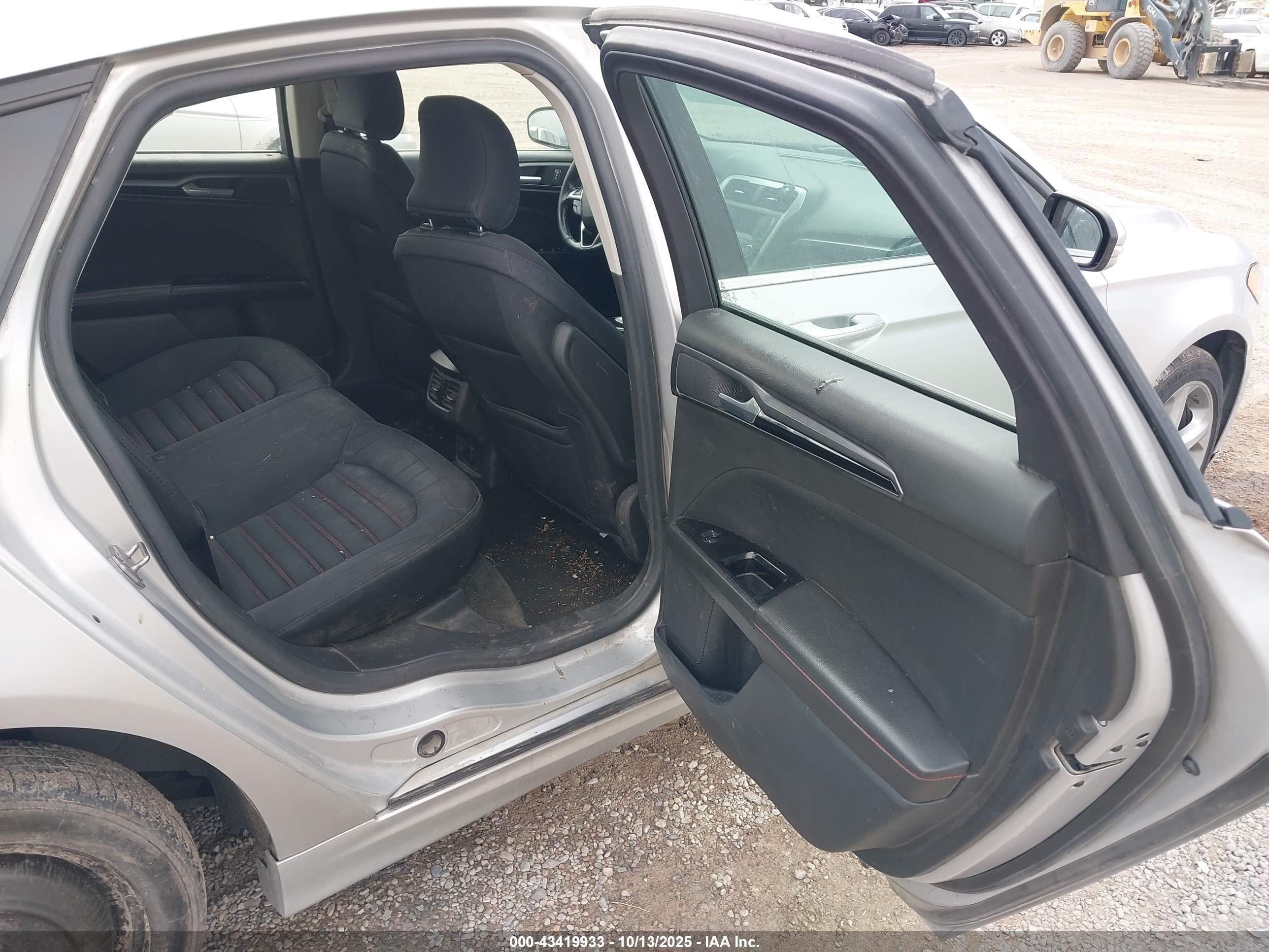 FORD FUSION image 8