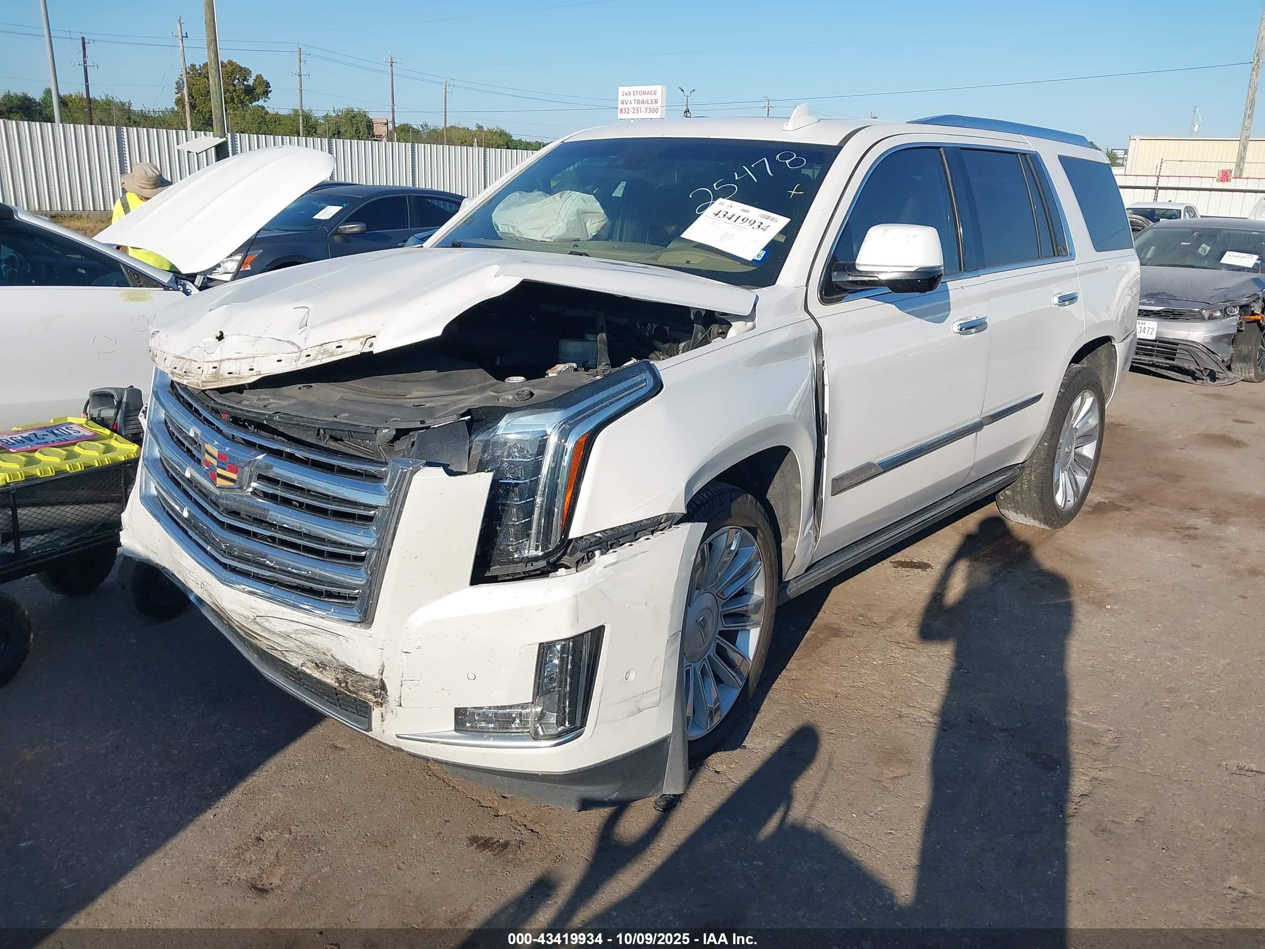 CADILLAC ESCALADE image 2