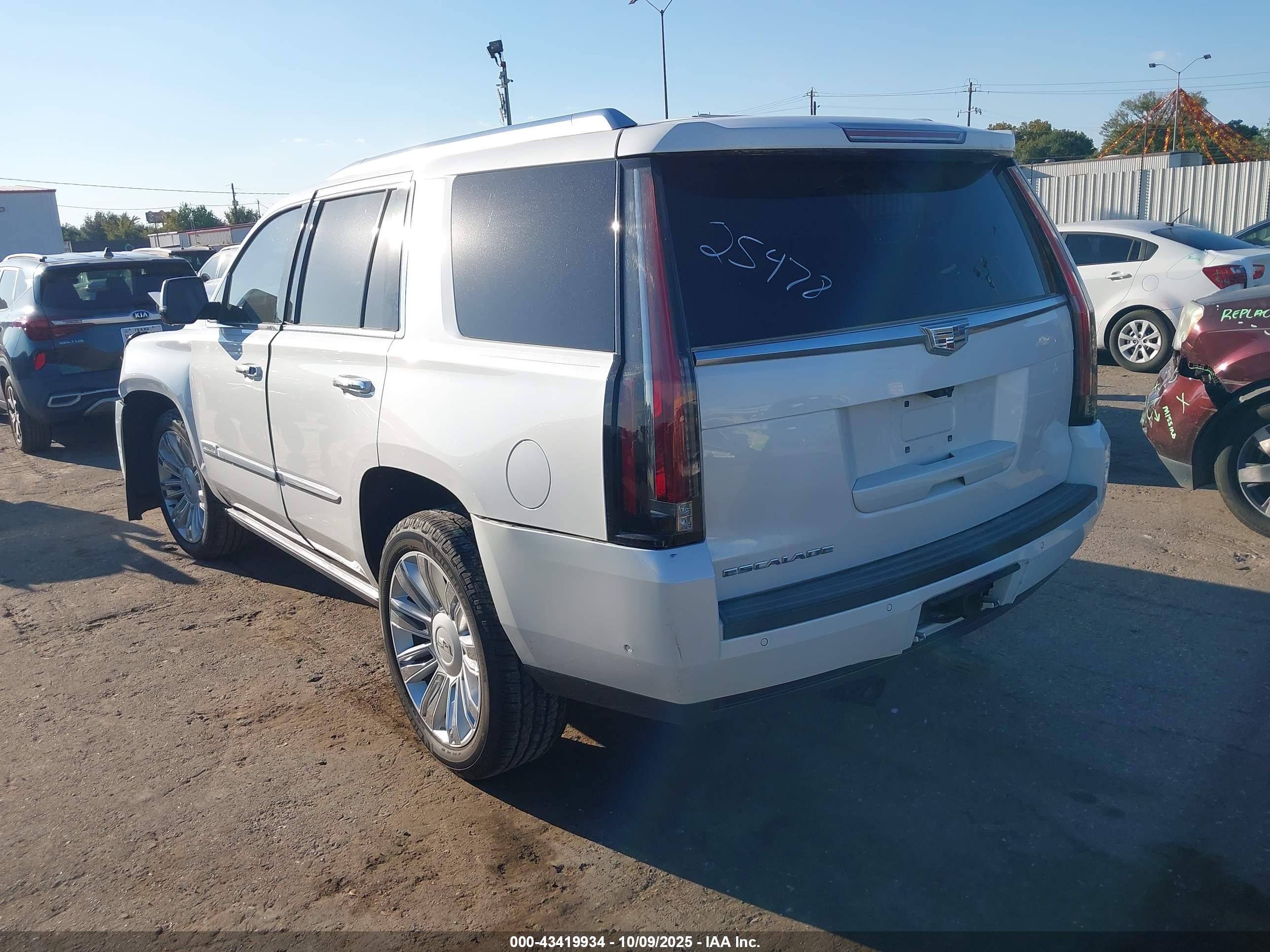 CADILLAC ESCALADE image 3