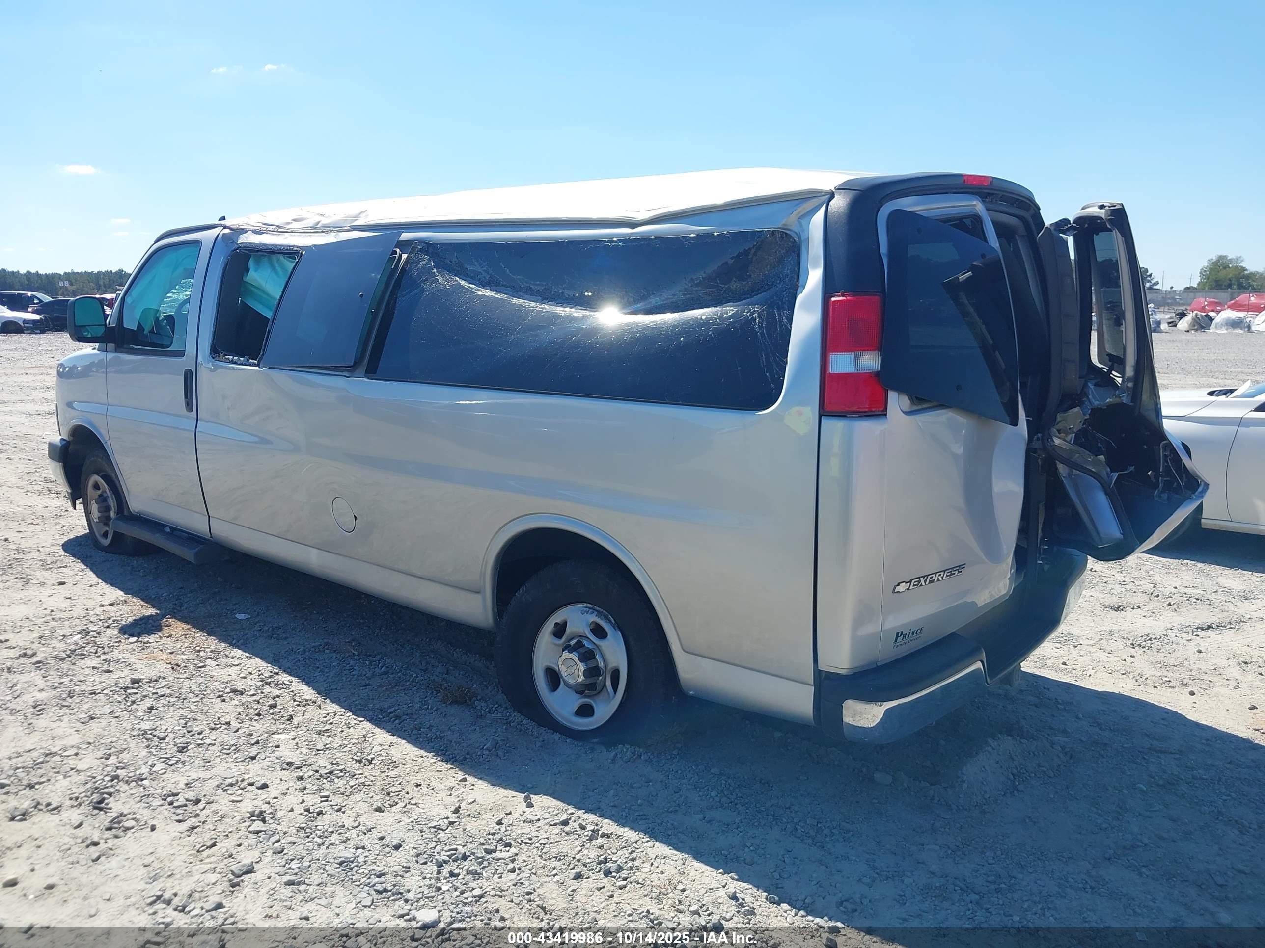 CHEVROLET EXPRESS image 3