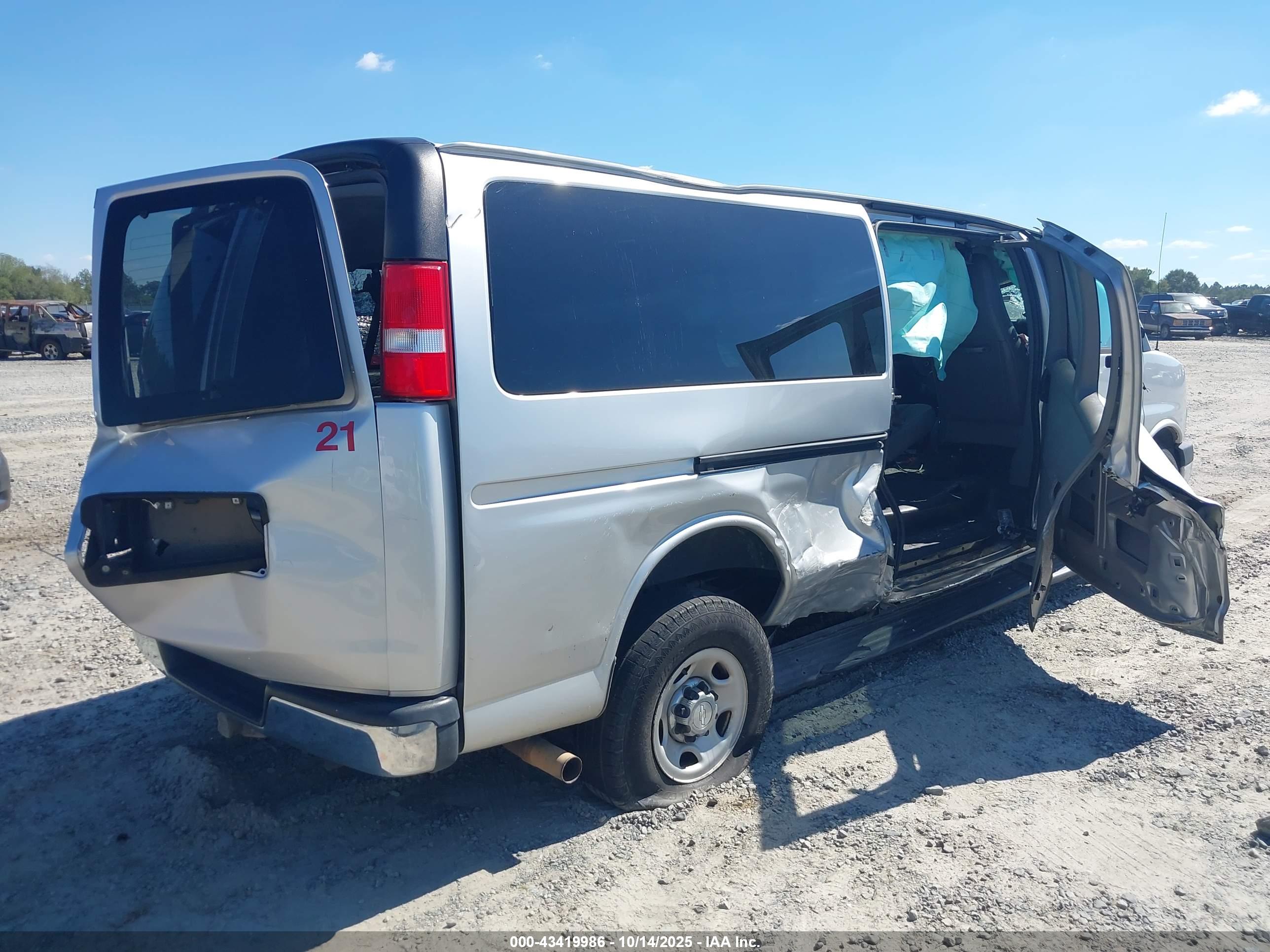 CHEVROLET EXPRESS image 4