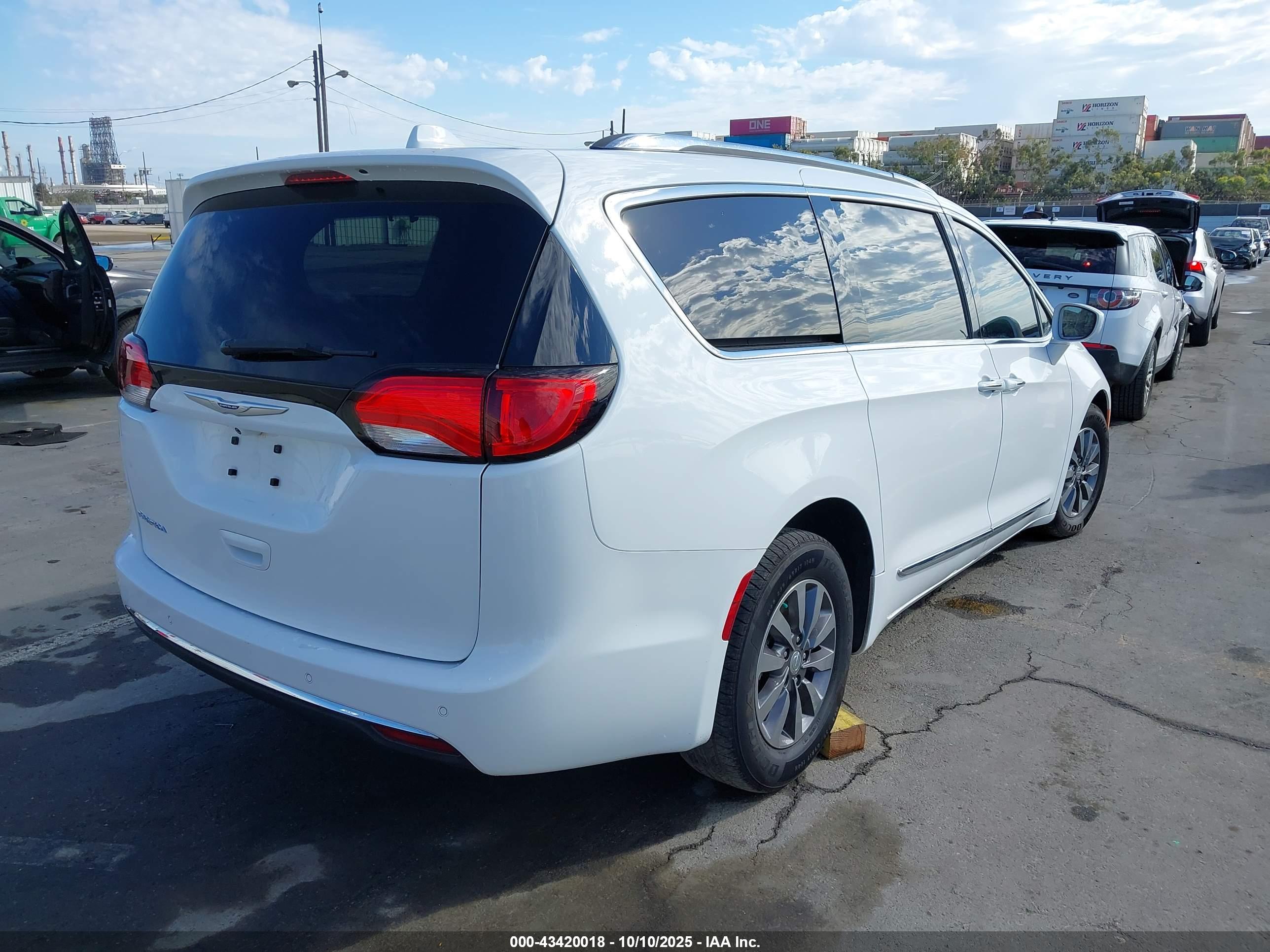 CHRYSLER PACIFICA image 4