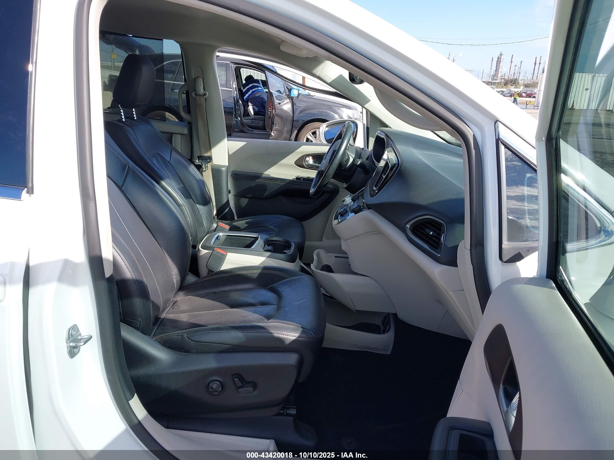 CHRYSLER PACIFICA image 5