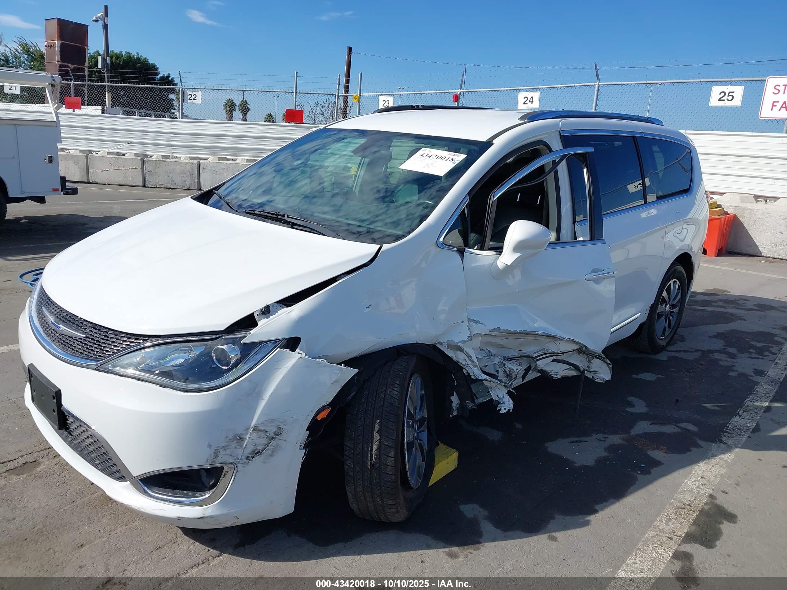 CHRYSLER PACIFICA image 6