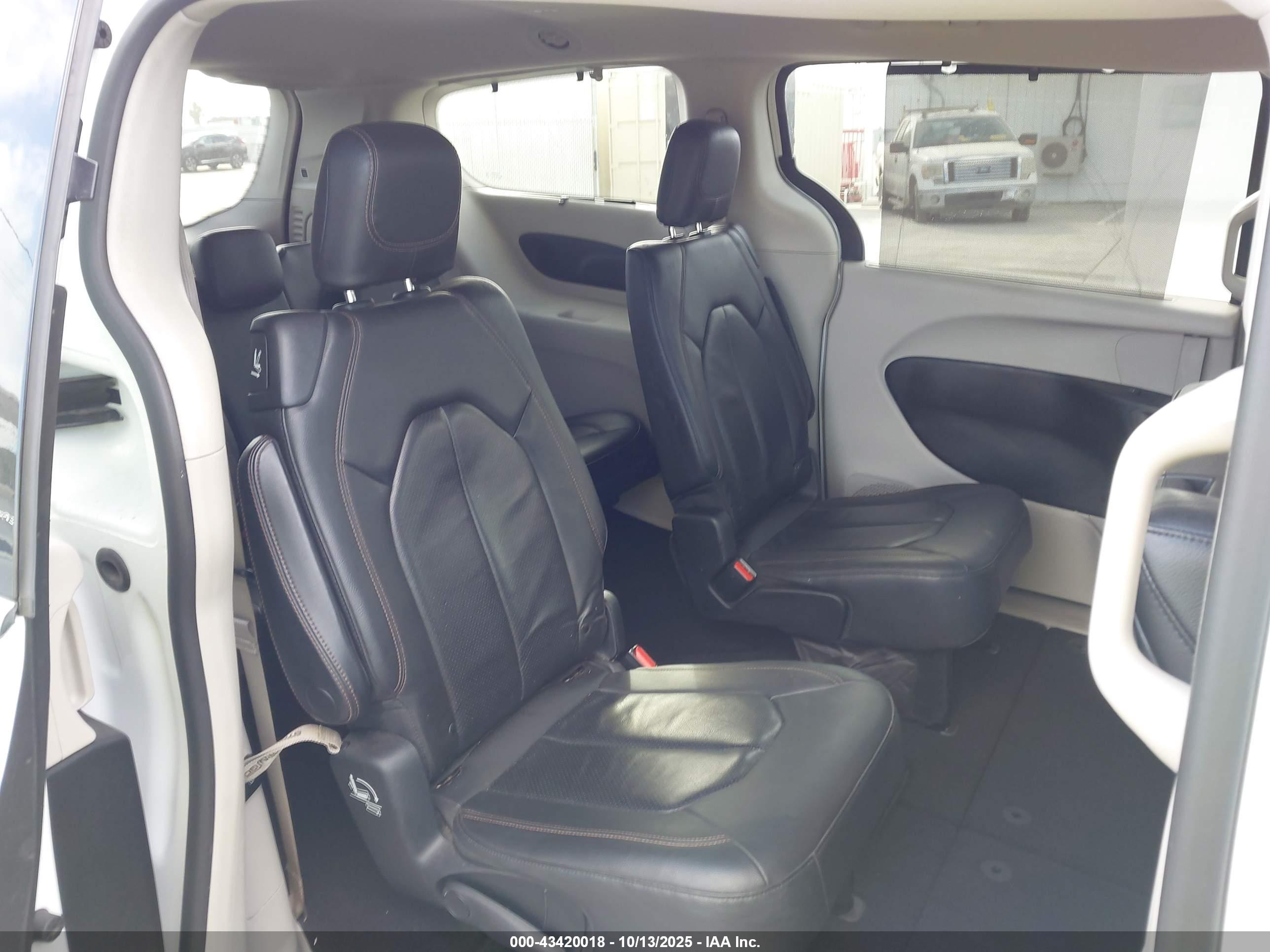 CHRYSLER PACIFICA image 8