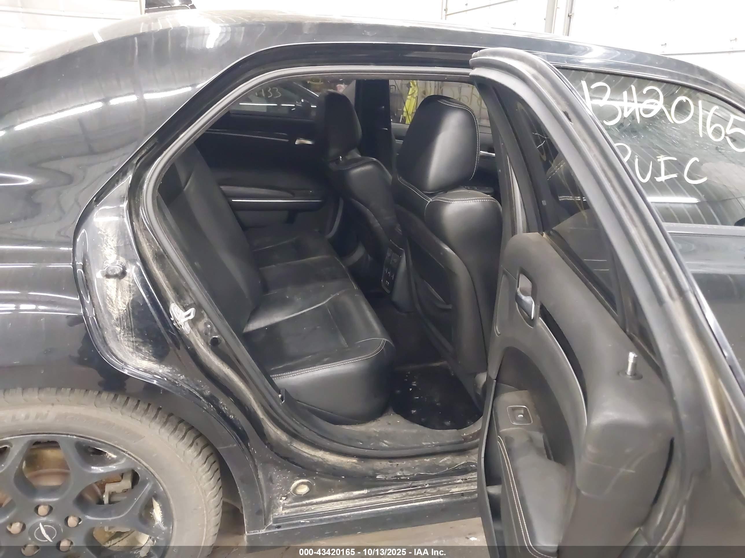 CHRYSLER 300 image 8
