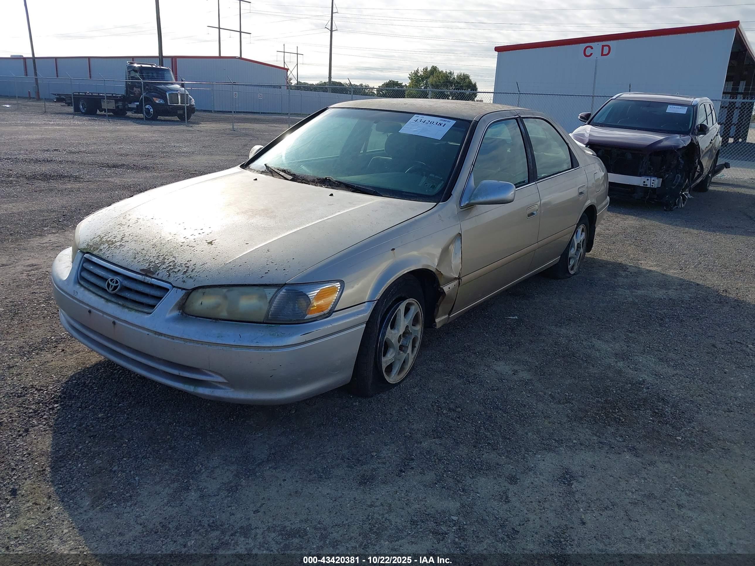 TOYOTA CAMRY image 2