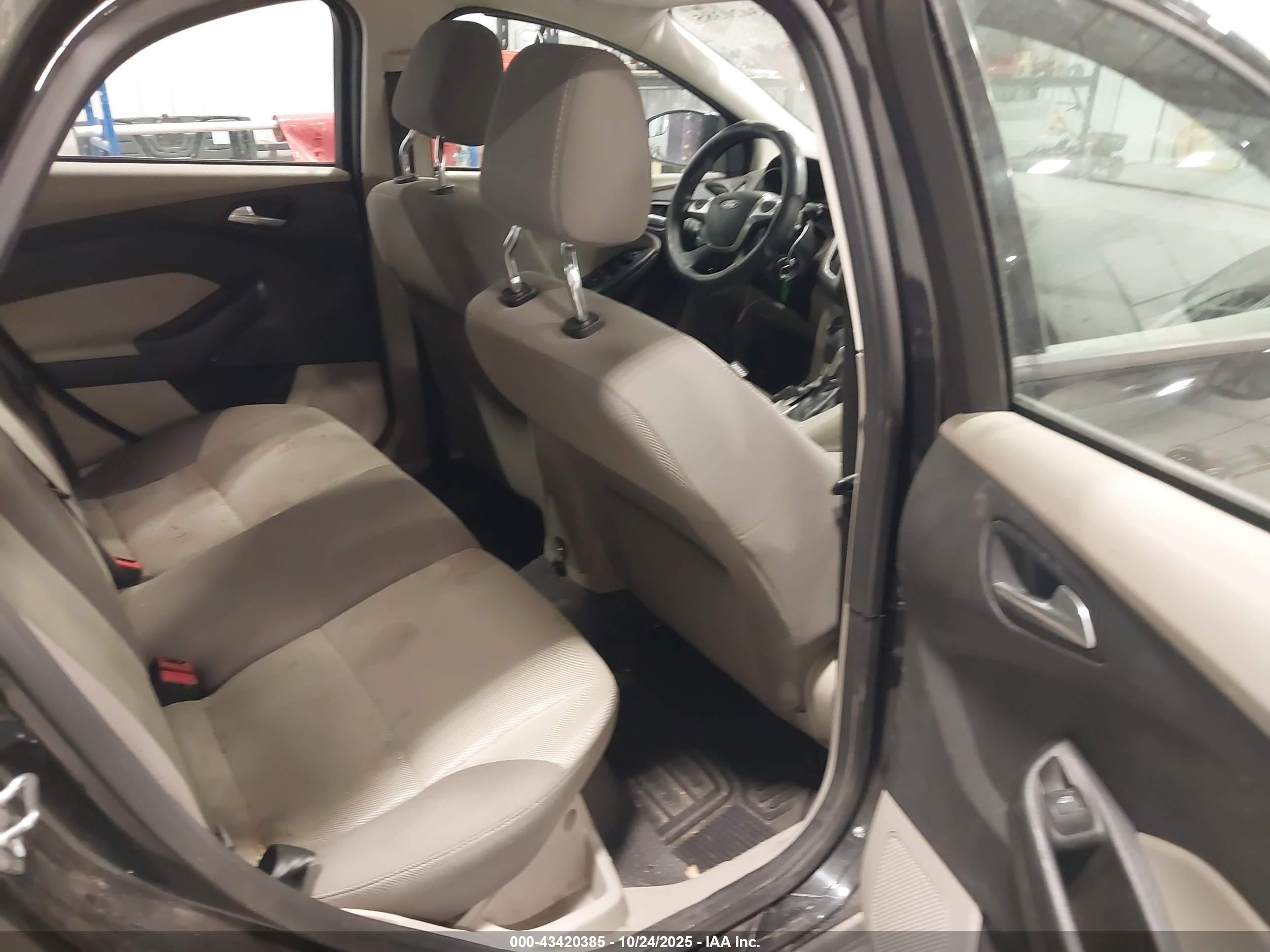 FORD FOCUS image 8