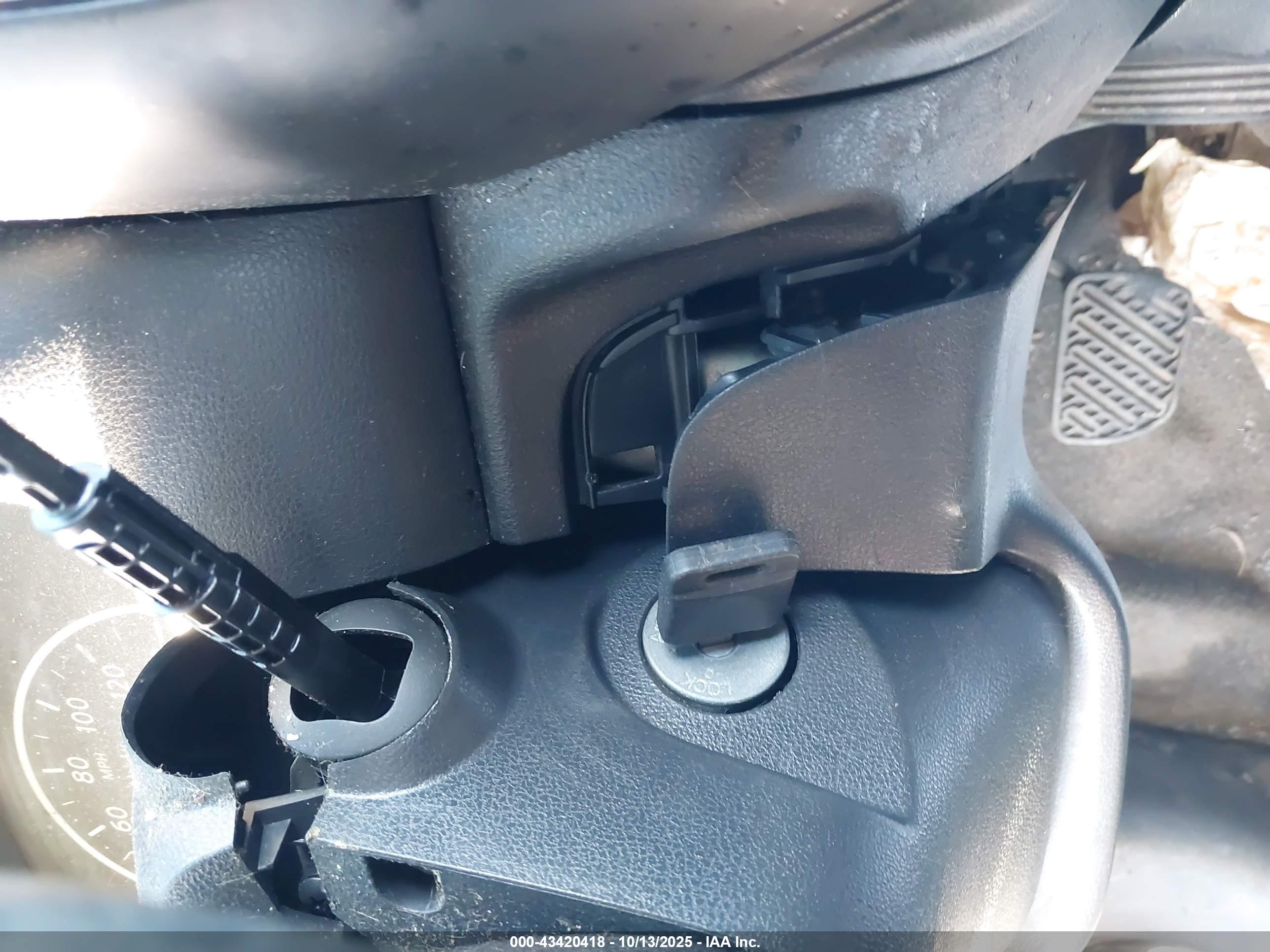 NISSAN VERSA image 11
