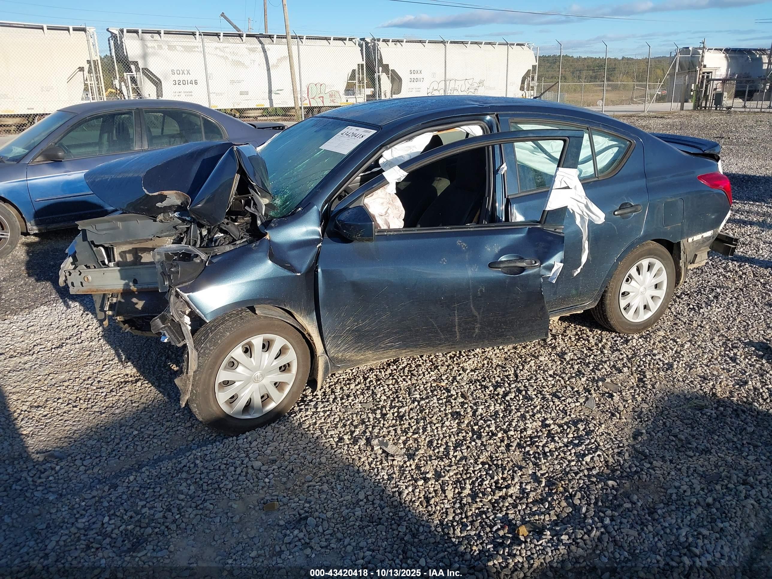 NISSAN VERSA image 2
