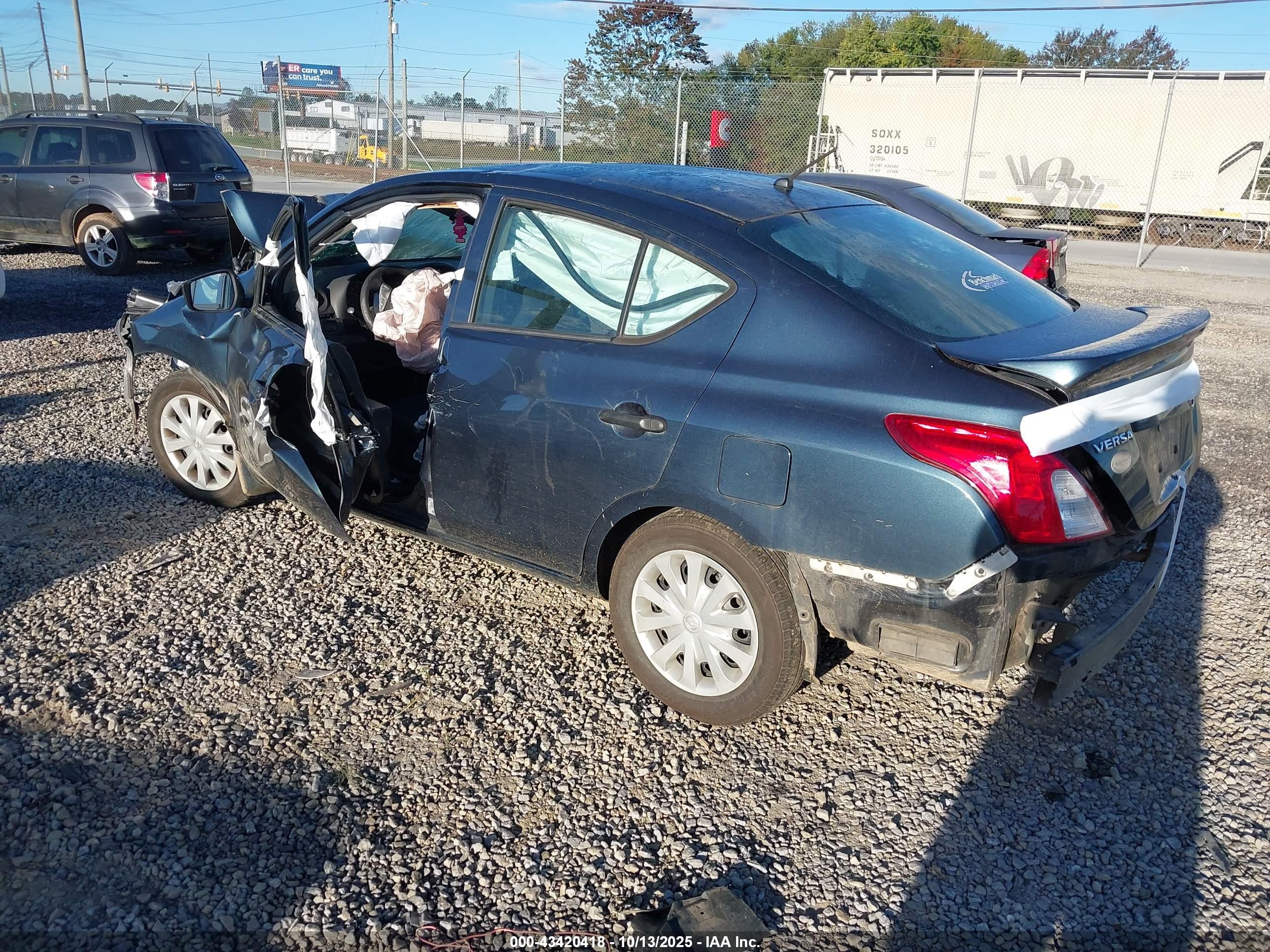 NISSAN VERSA image 3