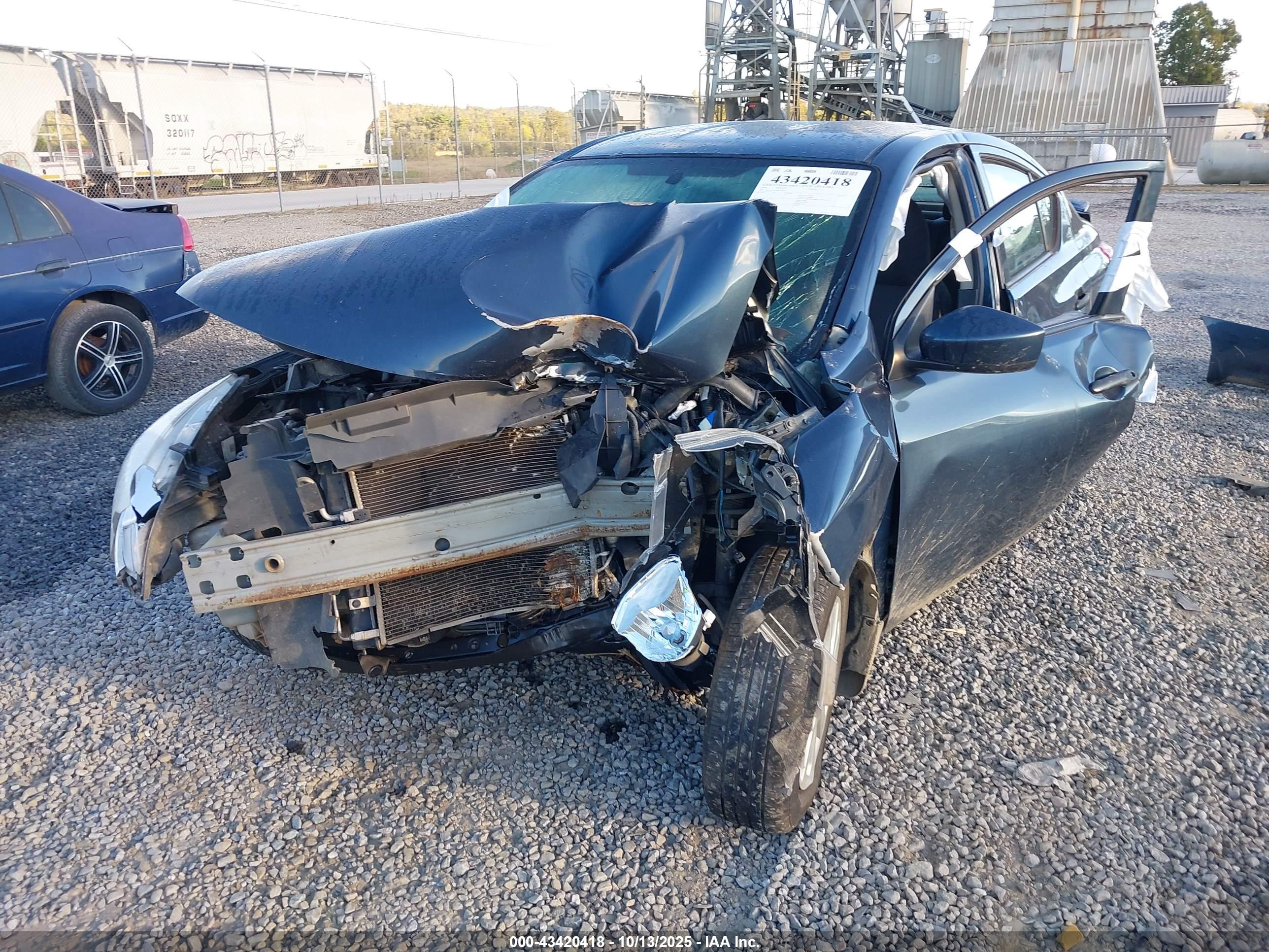 NISSAN VERSA image 6