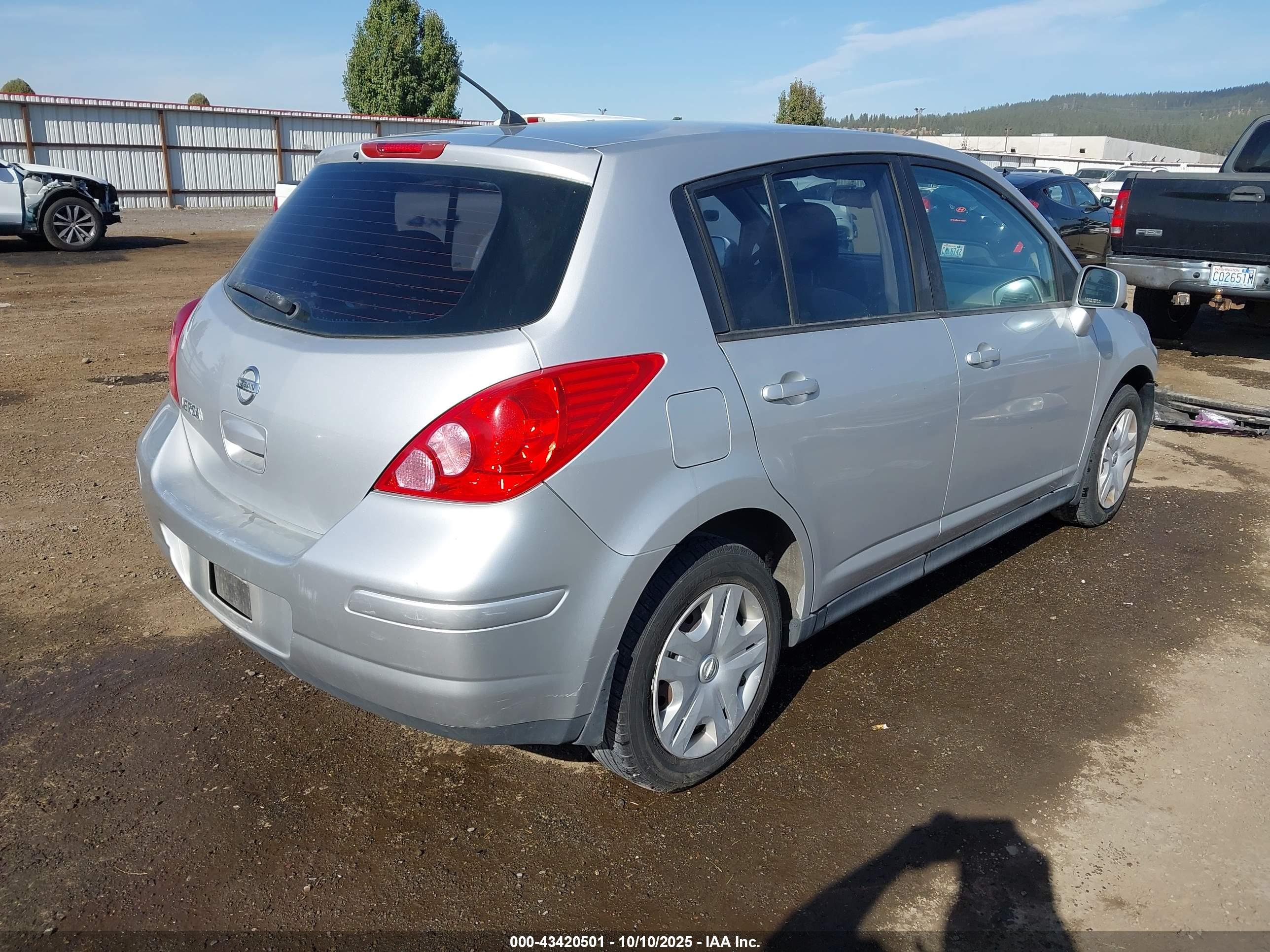 NISSAN VERSA image 4