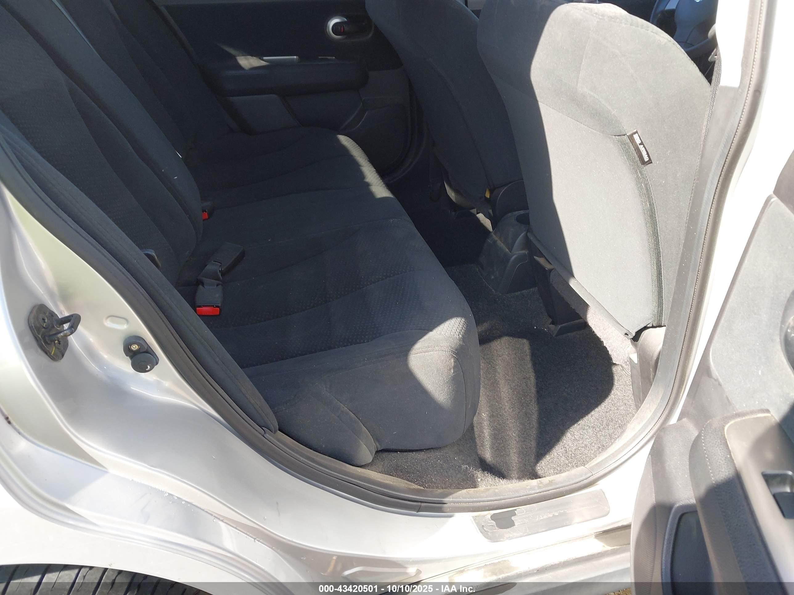 NISSAN VERSA image 8