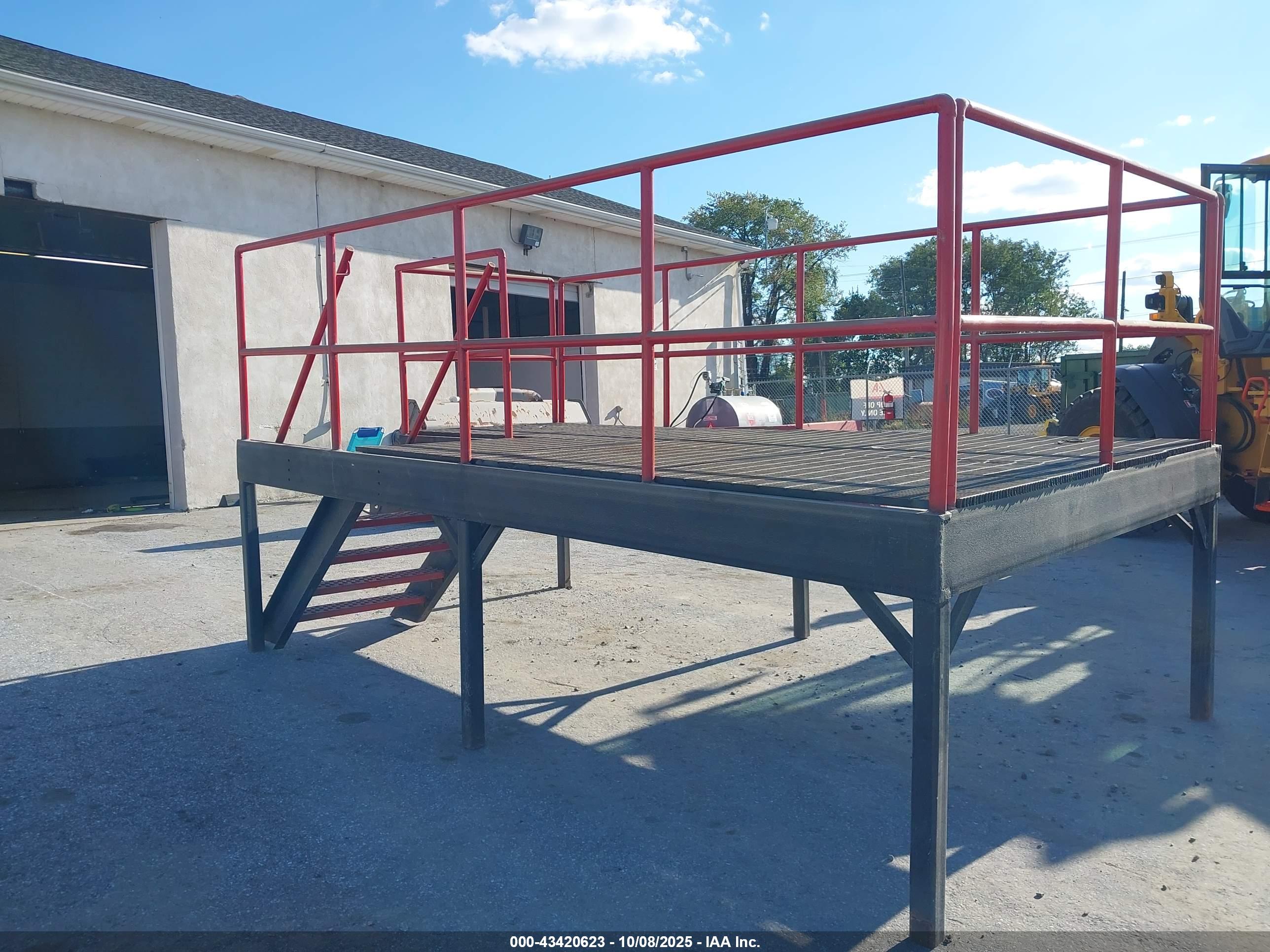 AUCTION STAND image 10