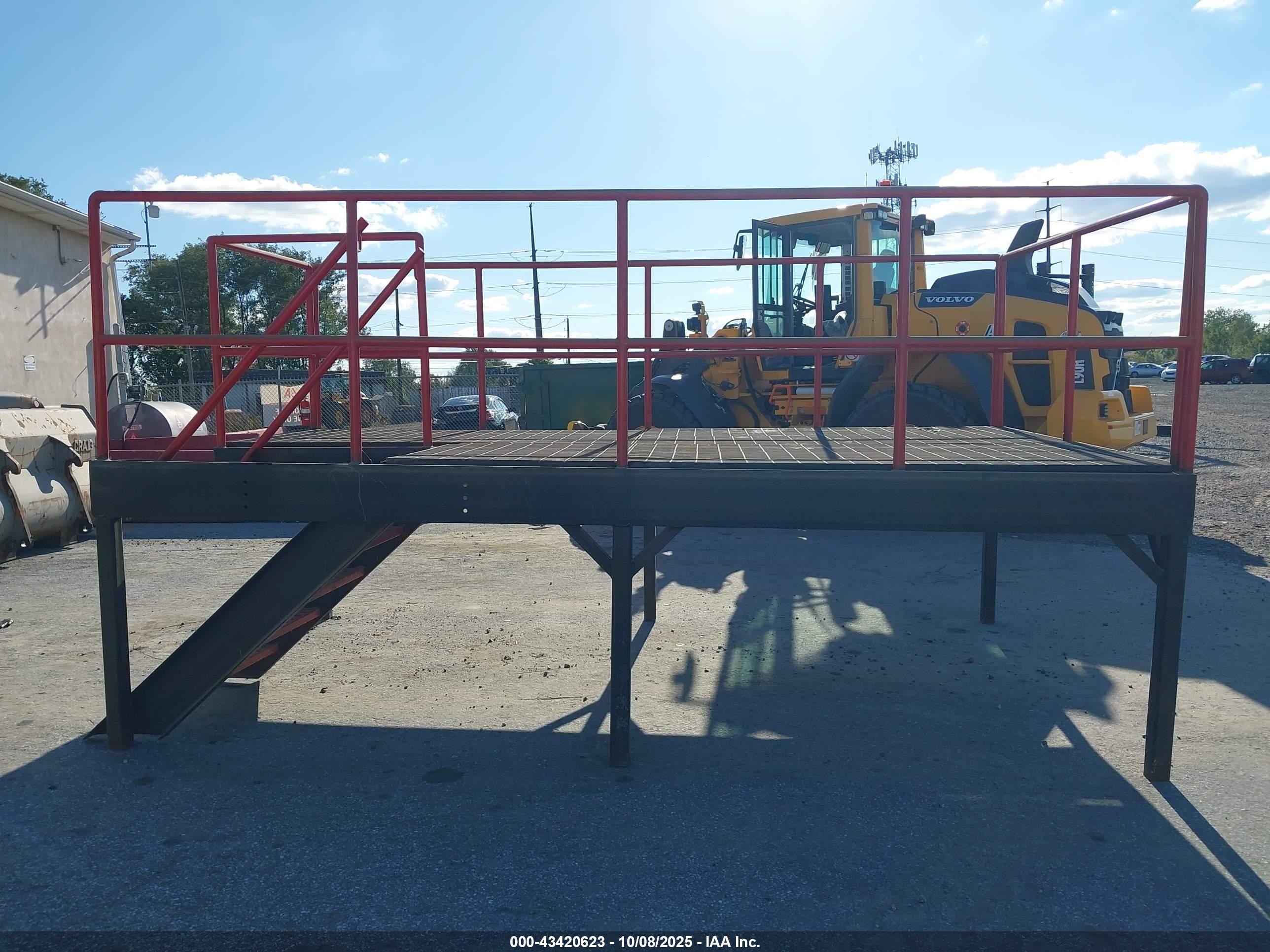 AUCTION STAND image 11