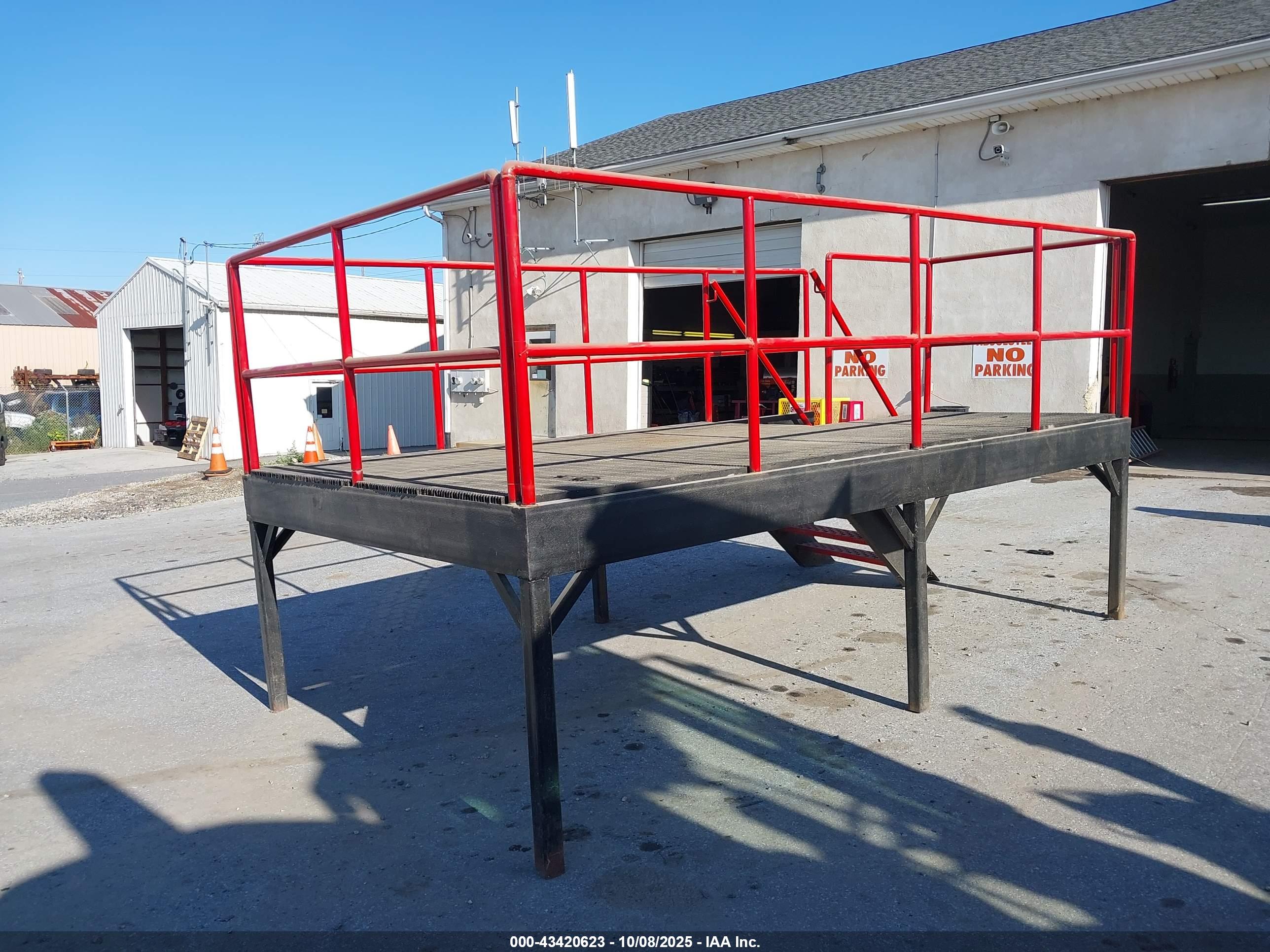 AUCTION STAND image 3