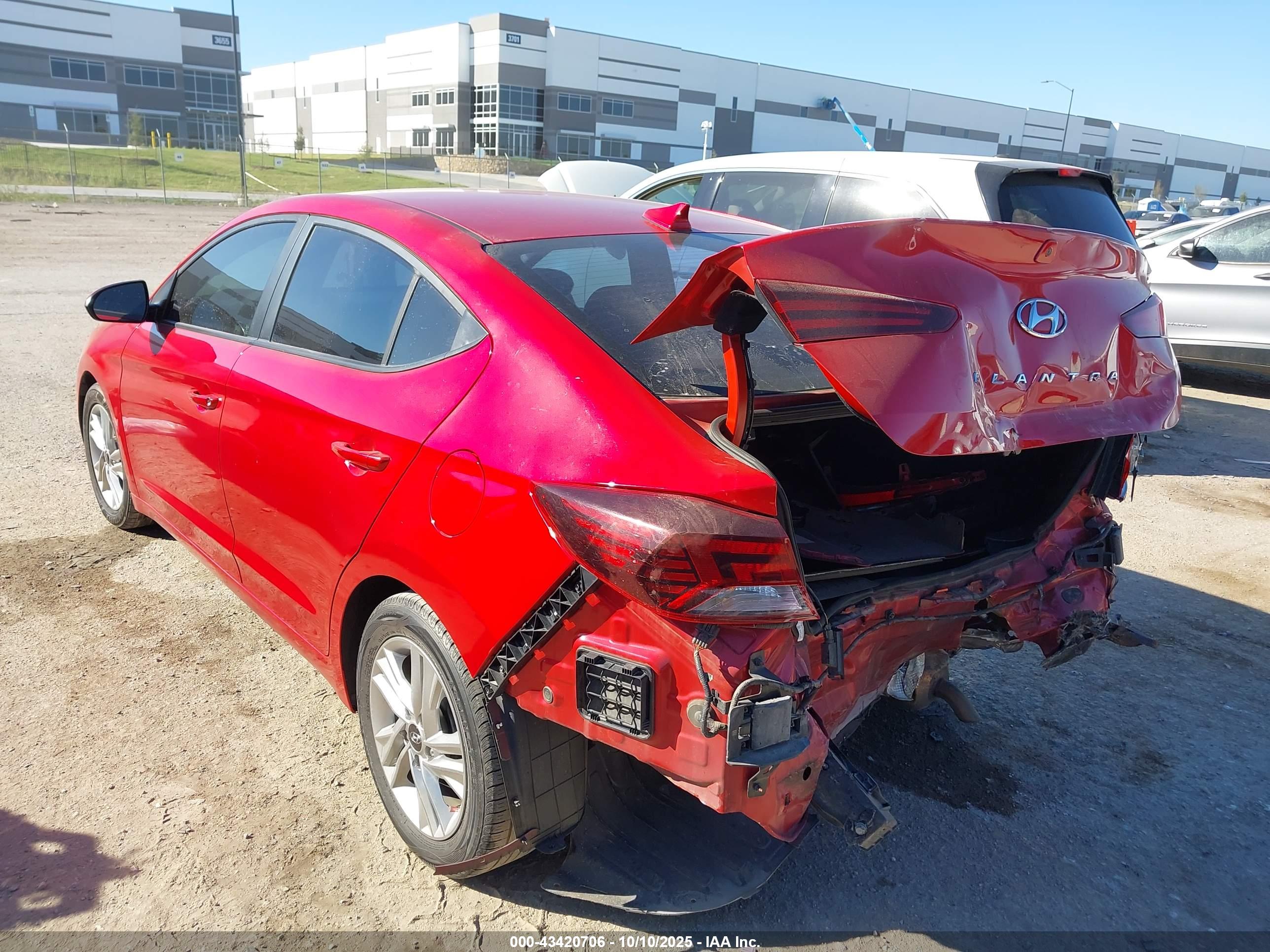 HYUNDAI ELANTRA image 3