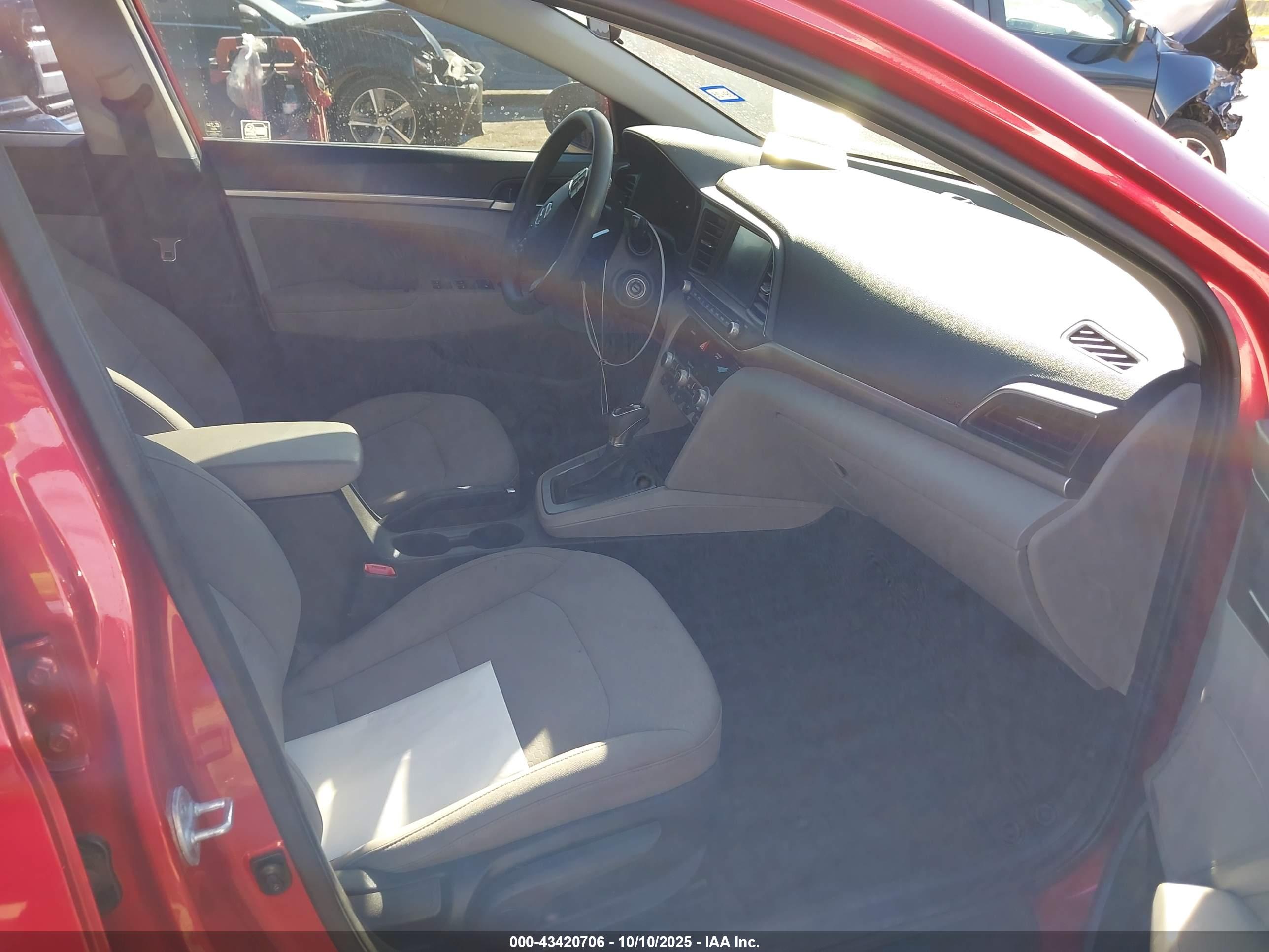HYUNDAI ELANTRA image 5