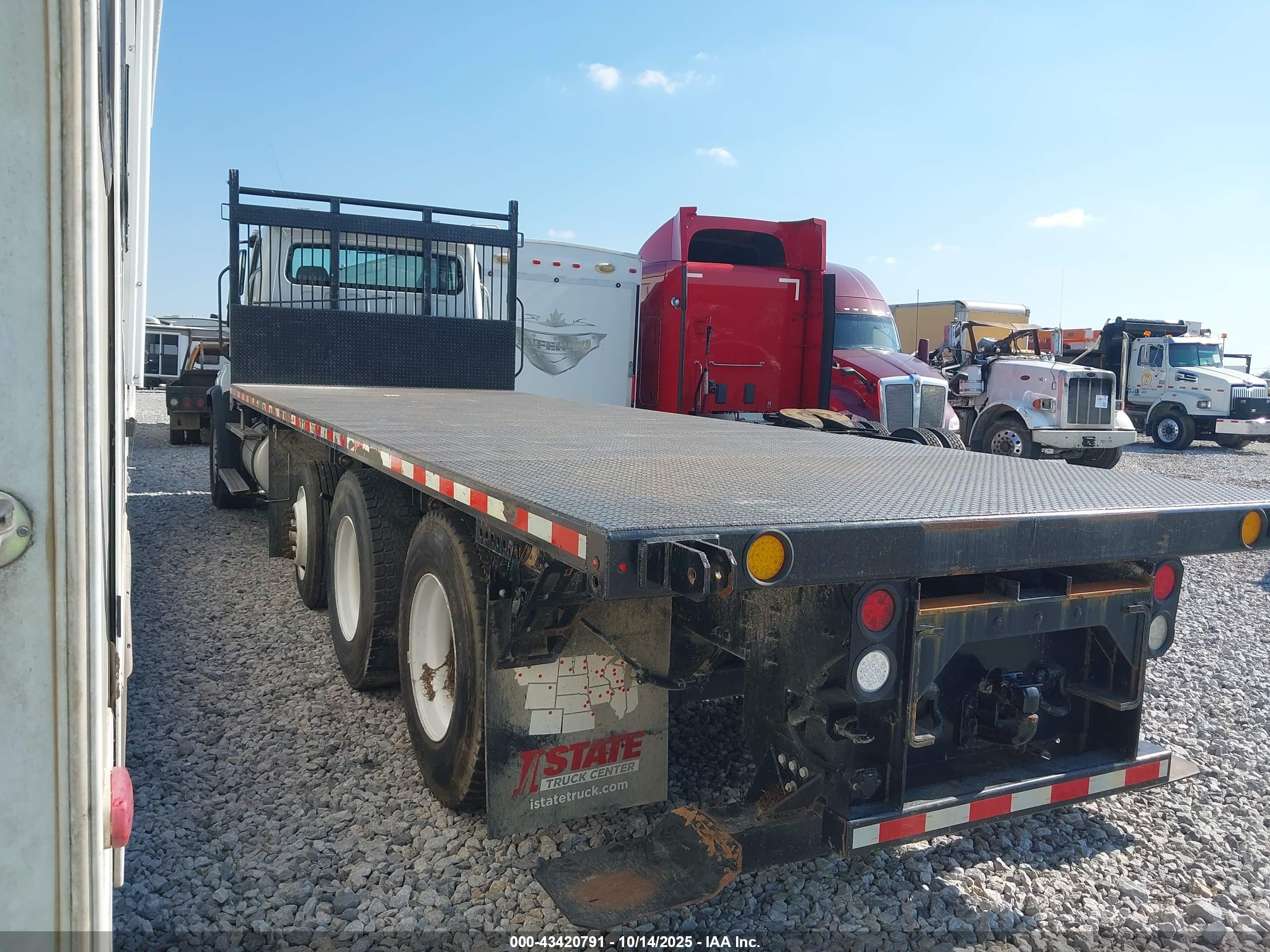 FREIGHTLINER 114SD image 3