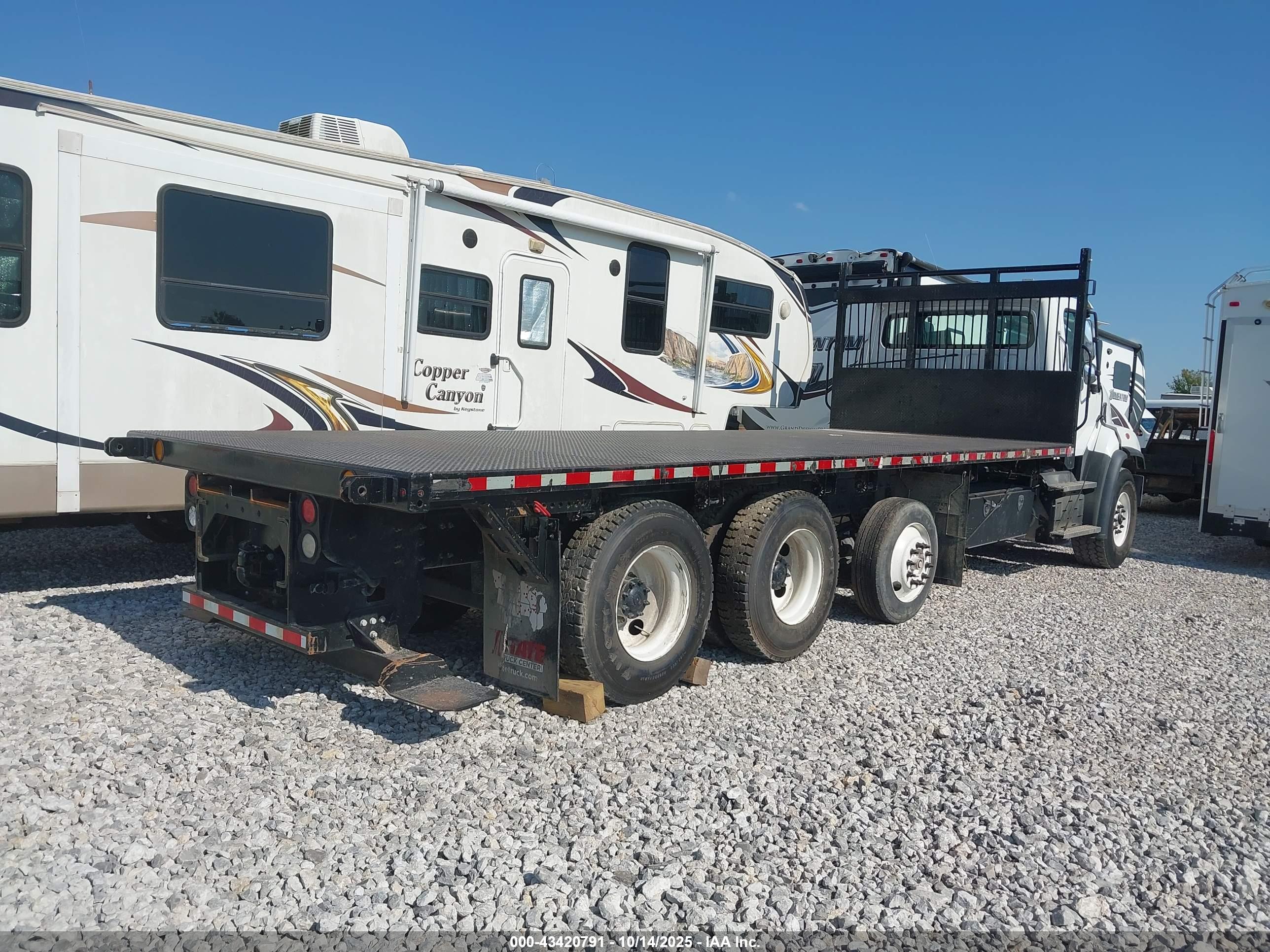 FREIGHTLINER 114SD image 4