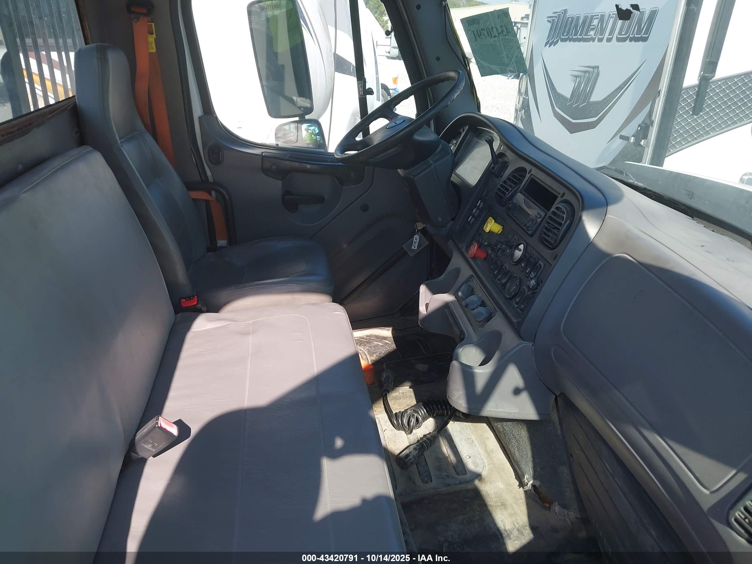 FREIGHTLINER 114SD image 7