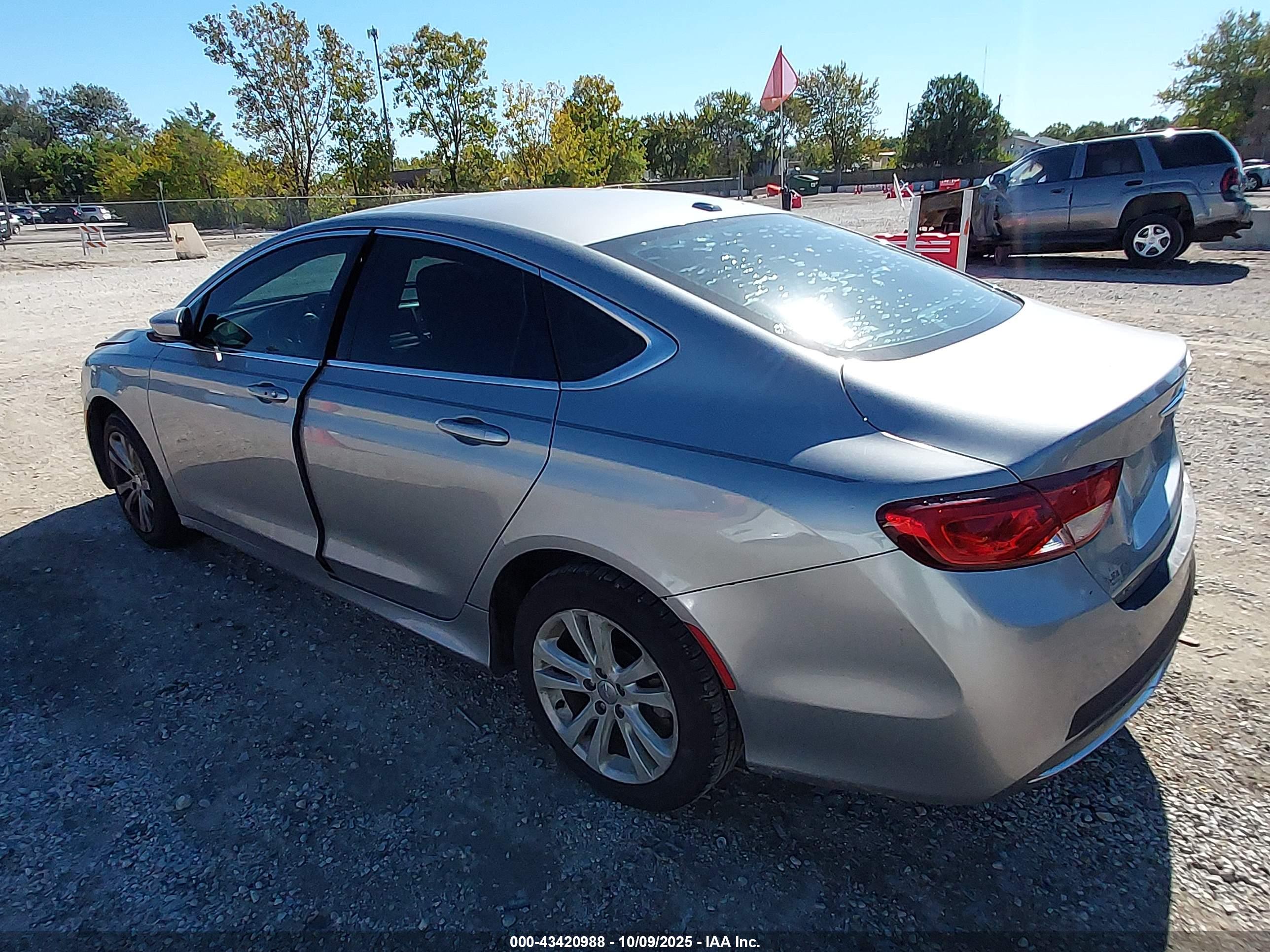 CHRYSLER 200 image 3