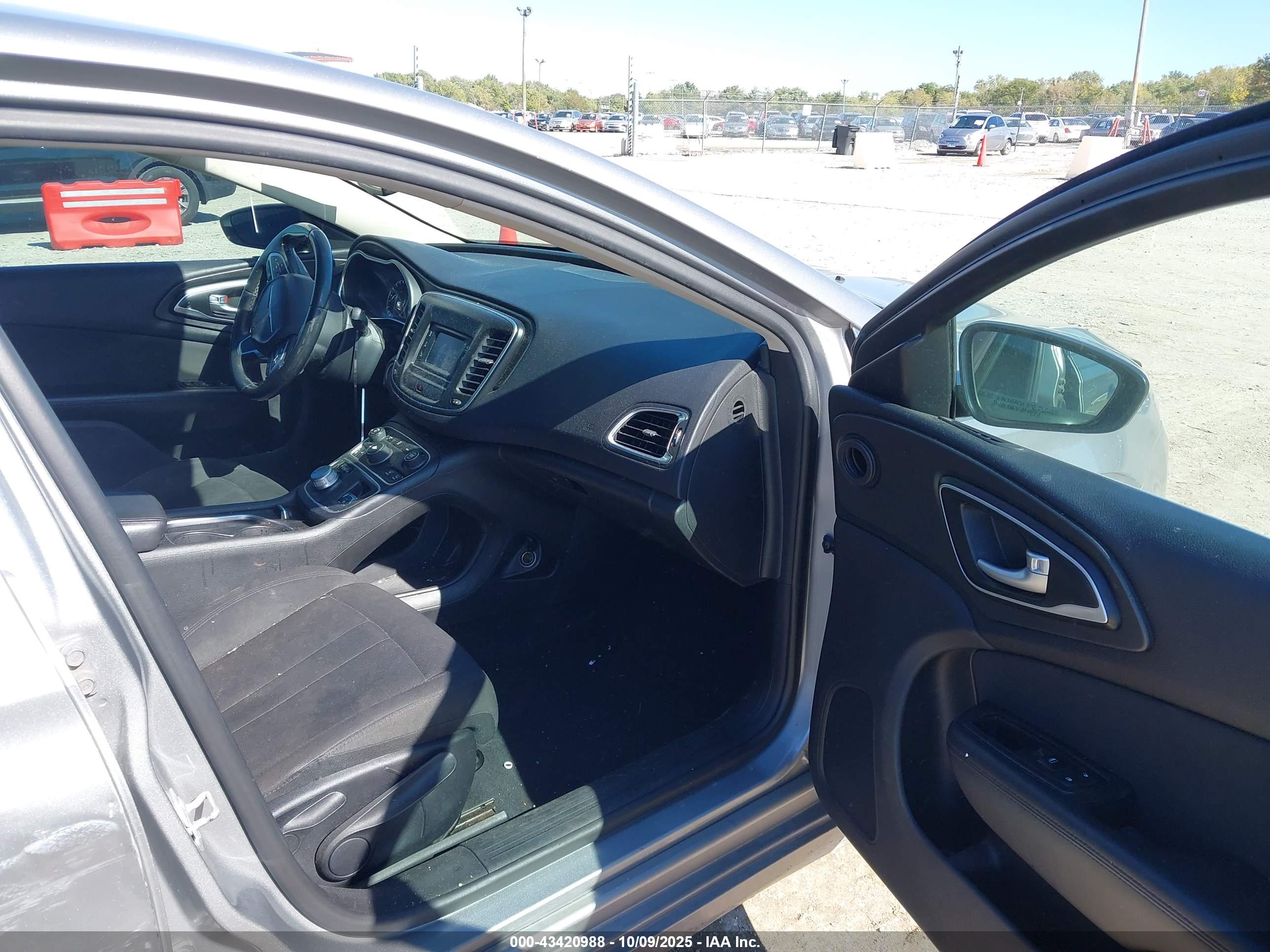 CHRYSLER 200 image 5