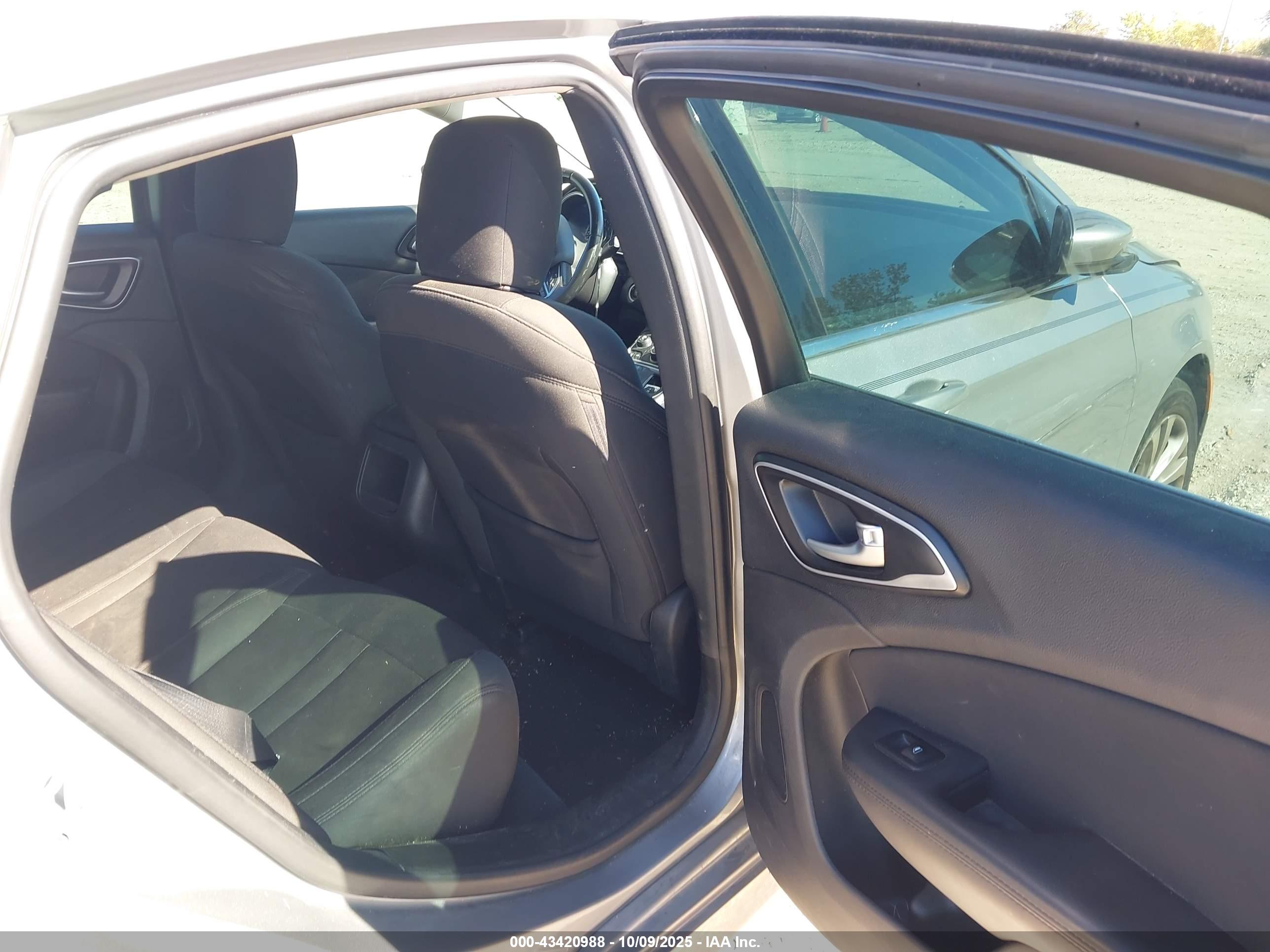 CHRYSLER 200 image 8
