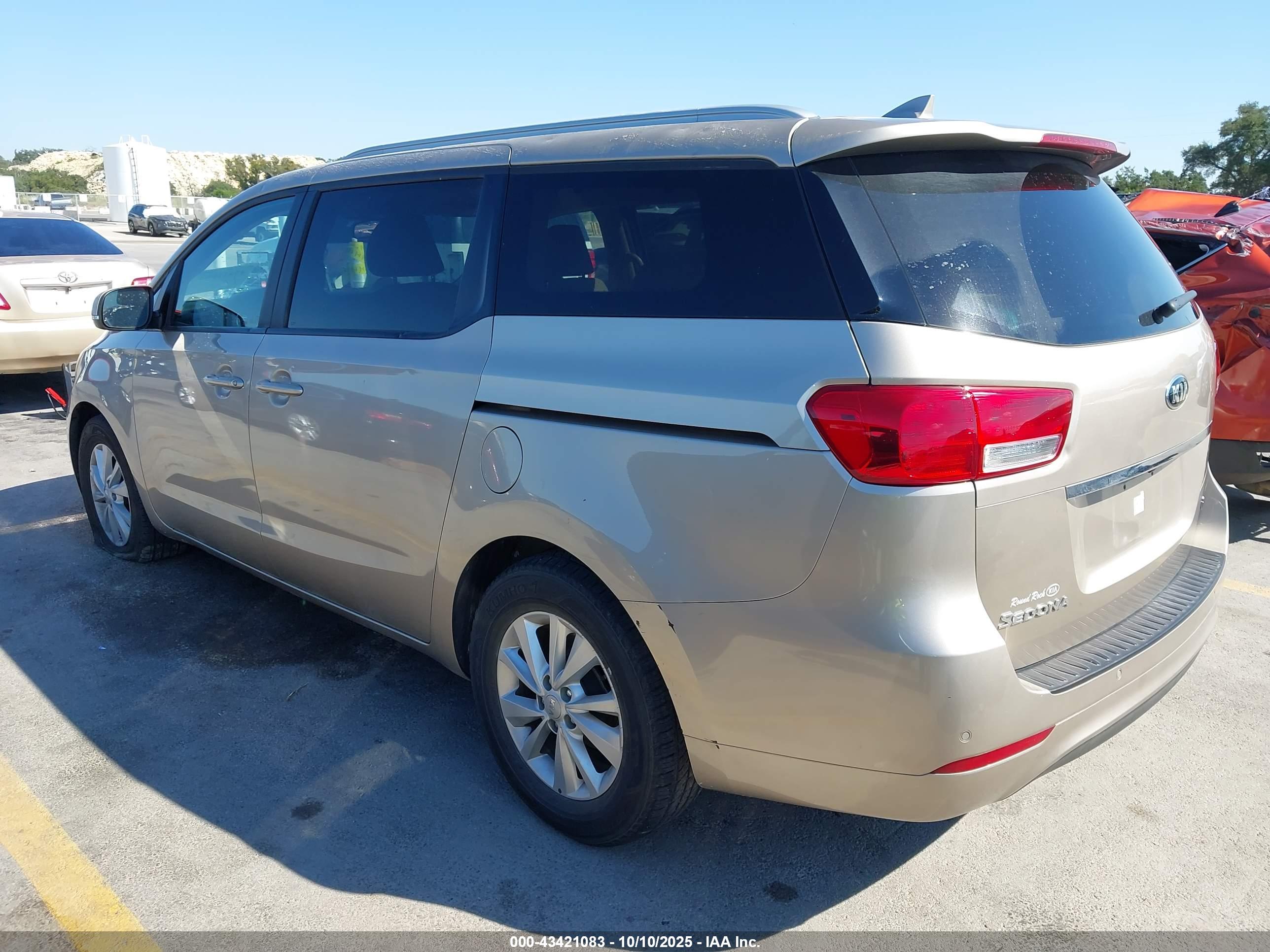 KIA SEDONA image 3