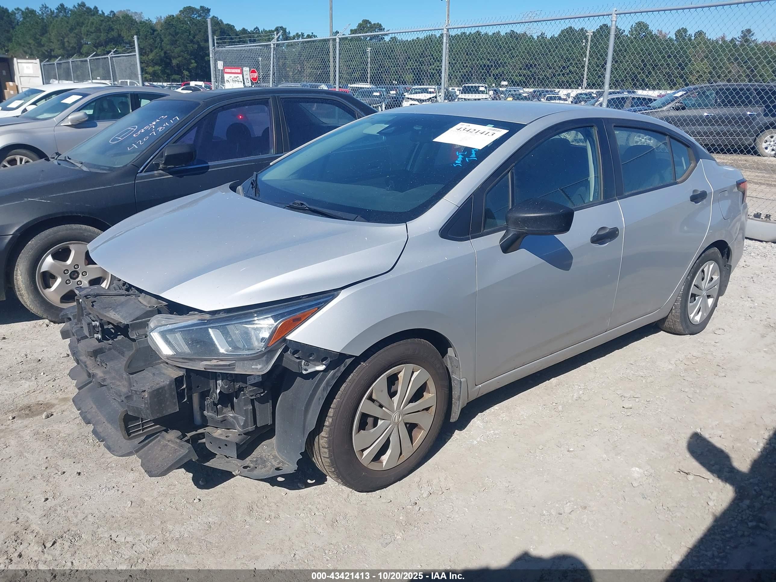 NISSAN VERSA image 2