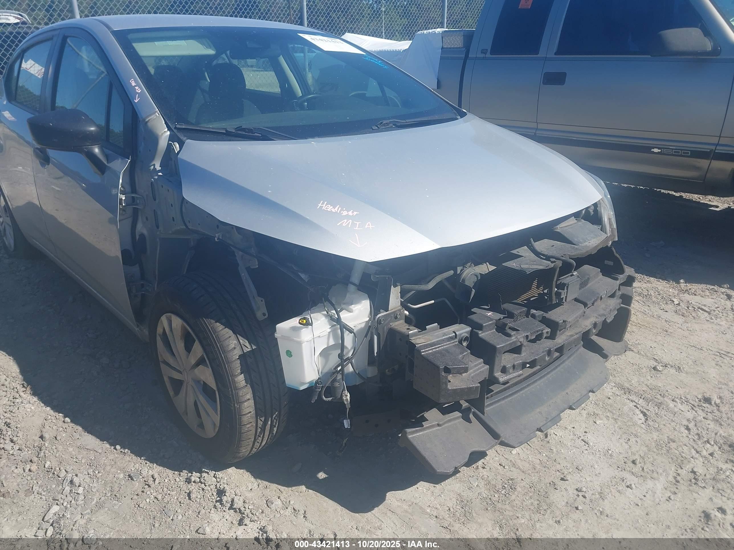 NISSAN VERSA image 6