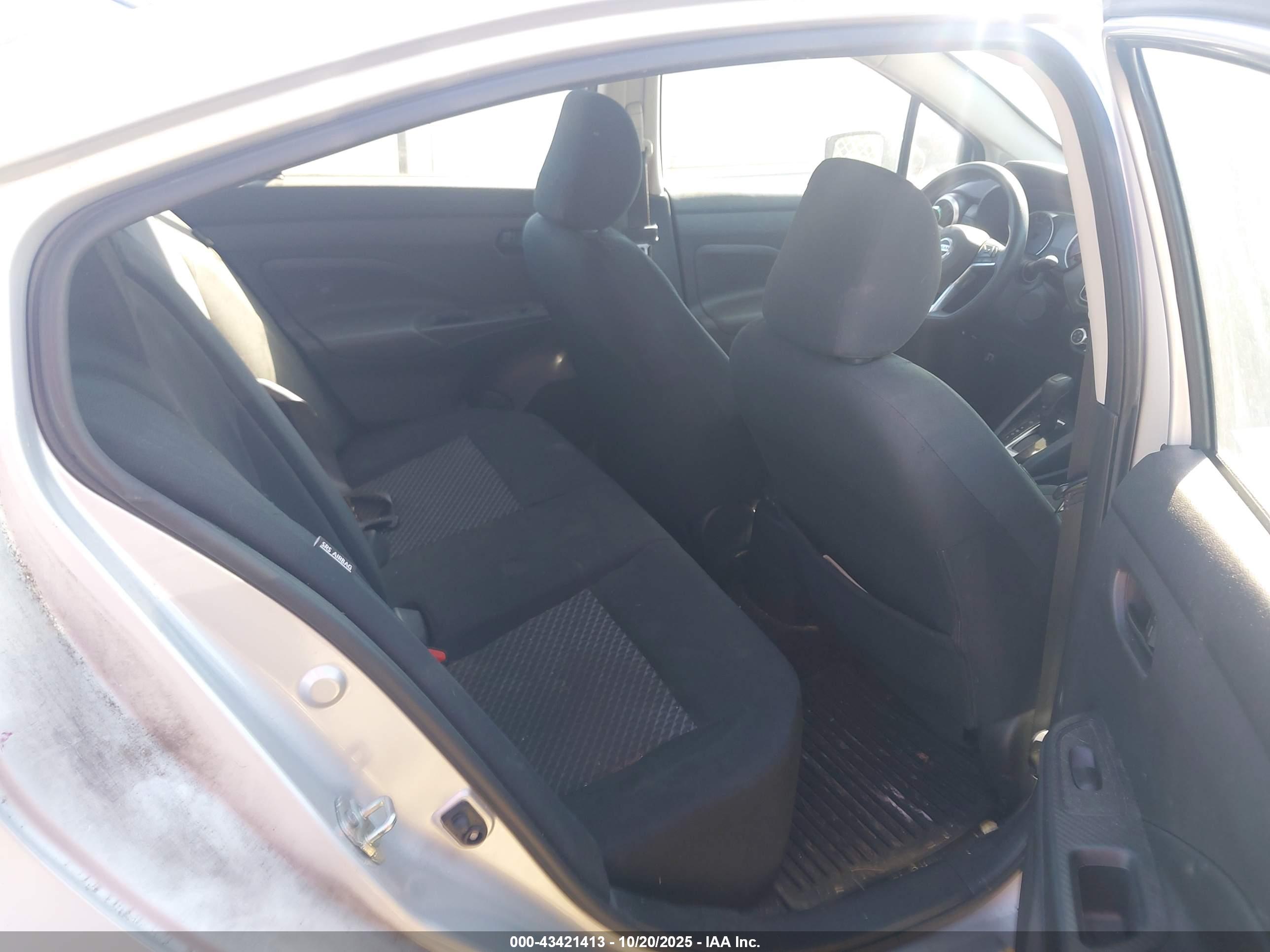 NISSAN VERSA image 8