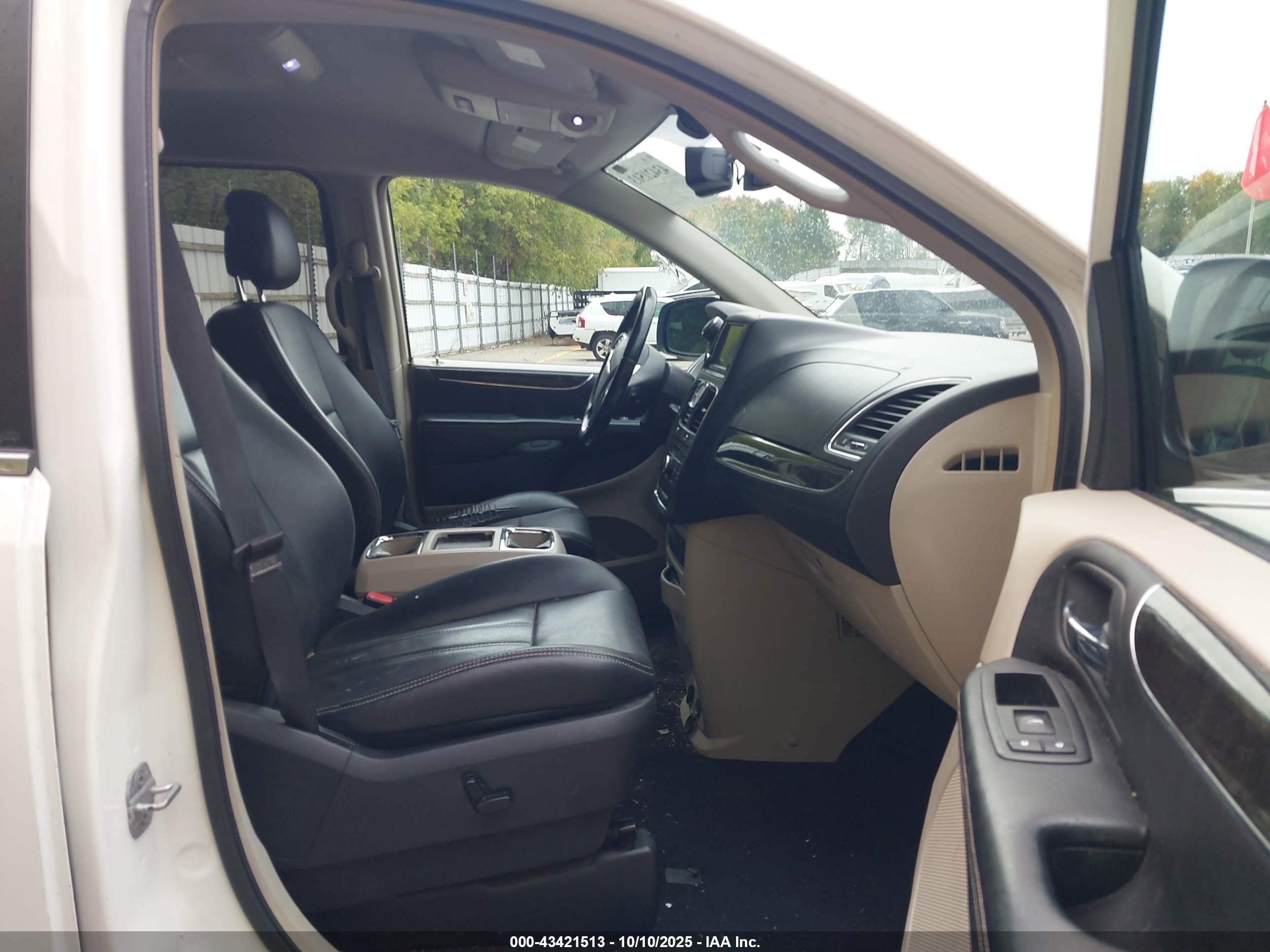 CHRYSLER TOWN image 5