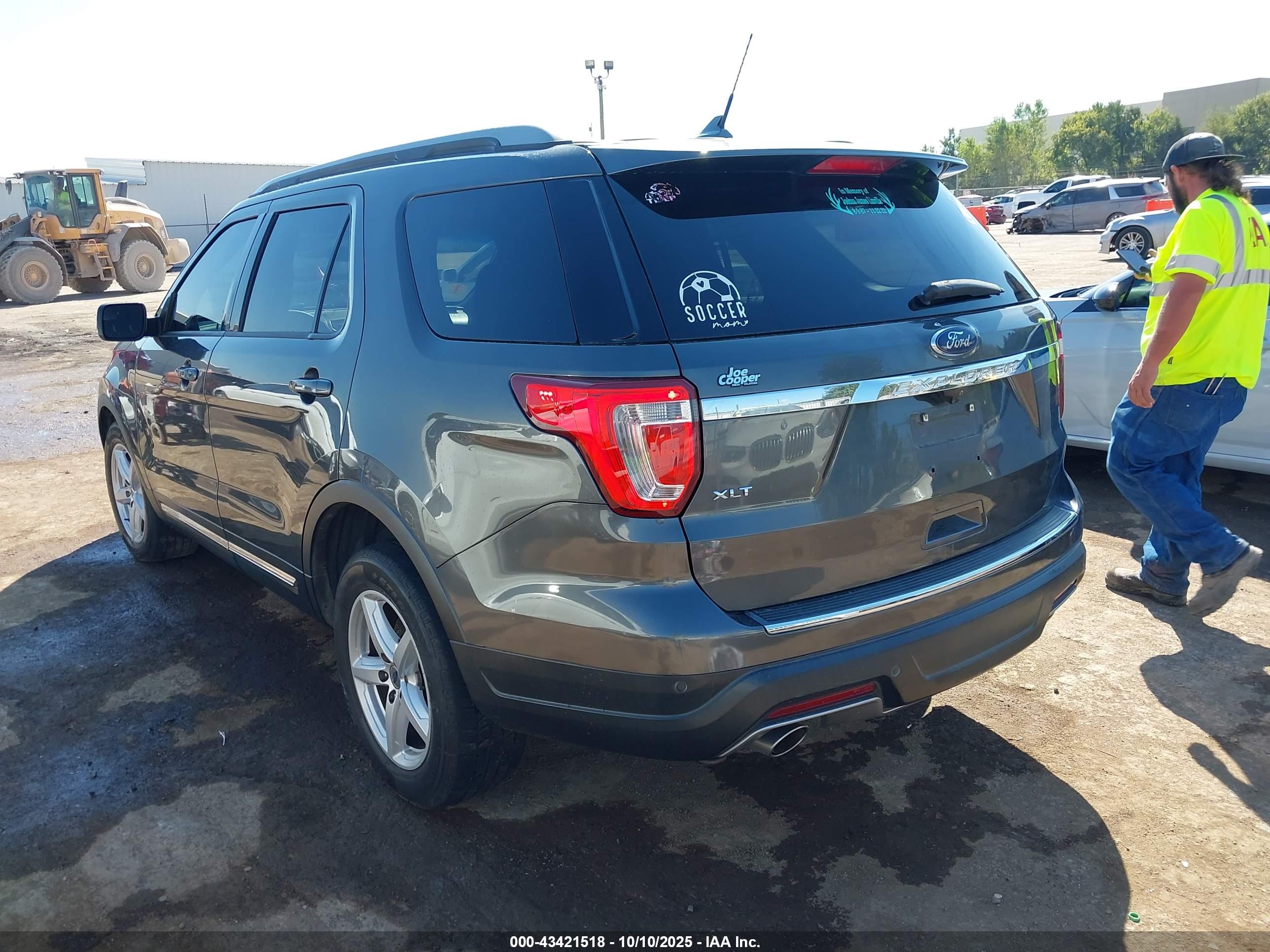 FORD EXPLORER image 3