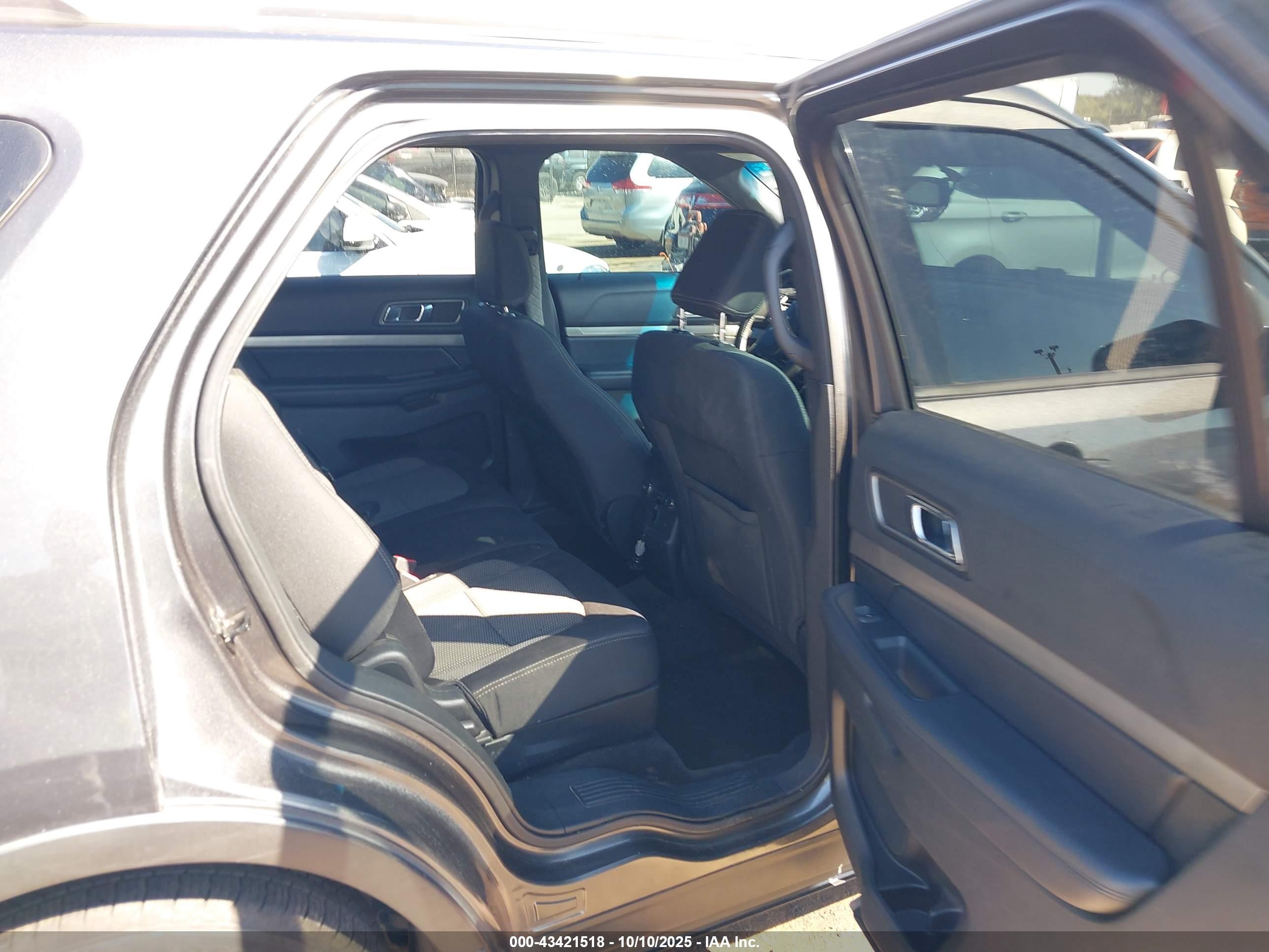 FORD EXPLORER image 8