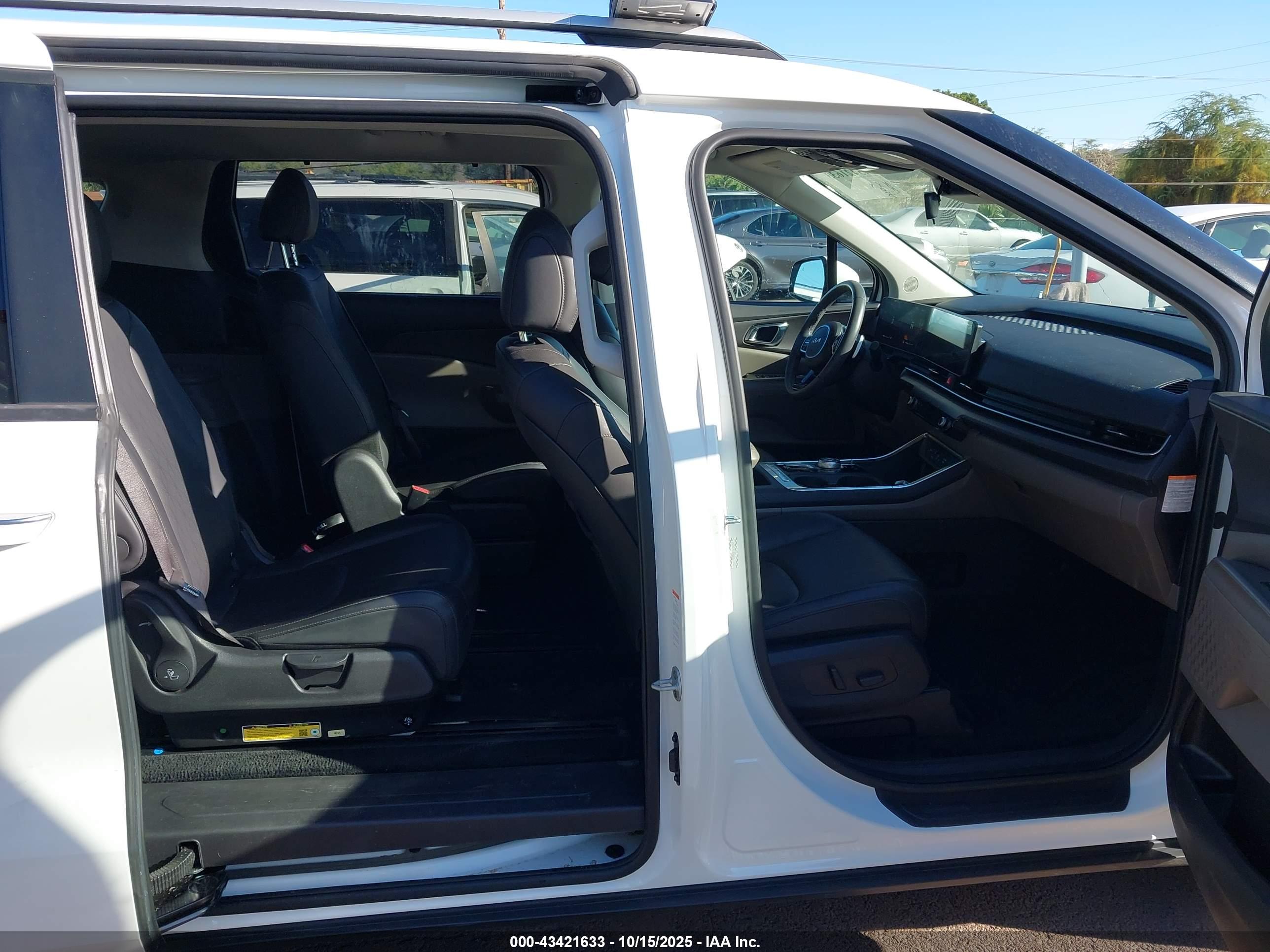 KIA CARNIVAL image 8