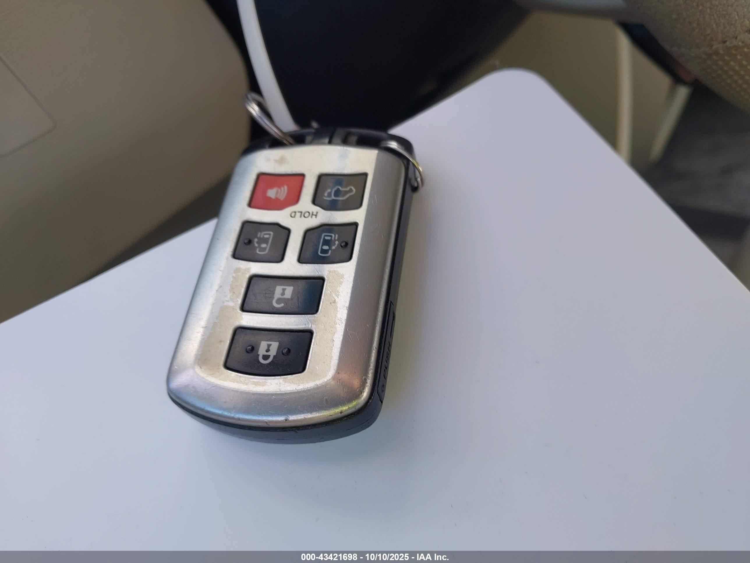 TOYOTA SIENNA image 11