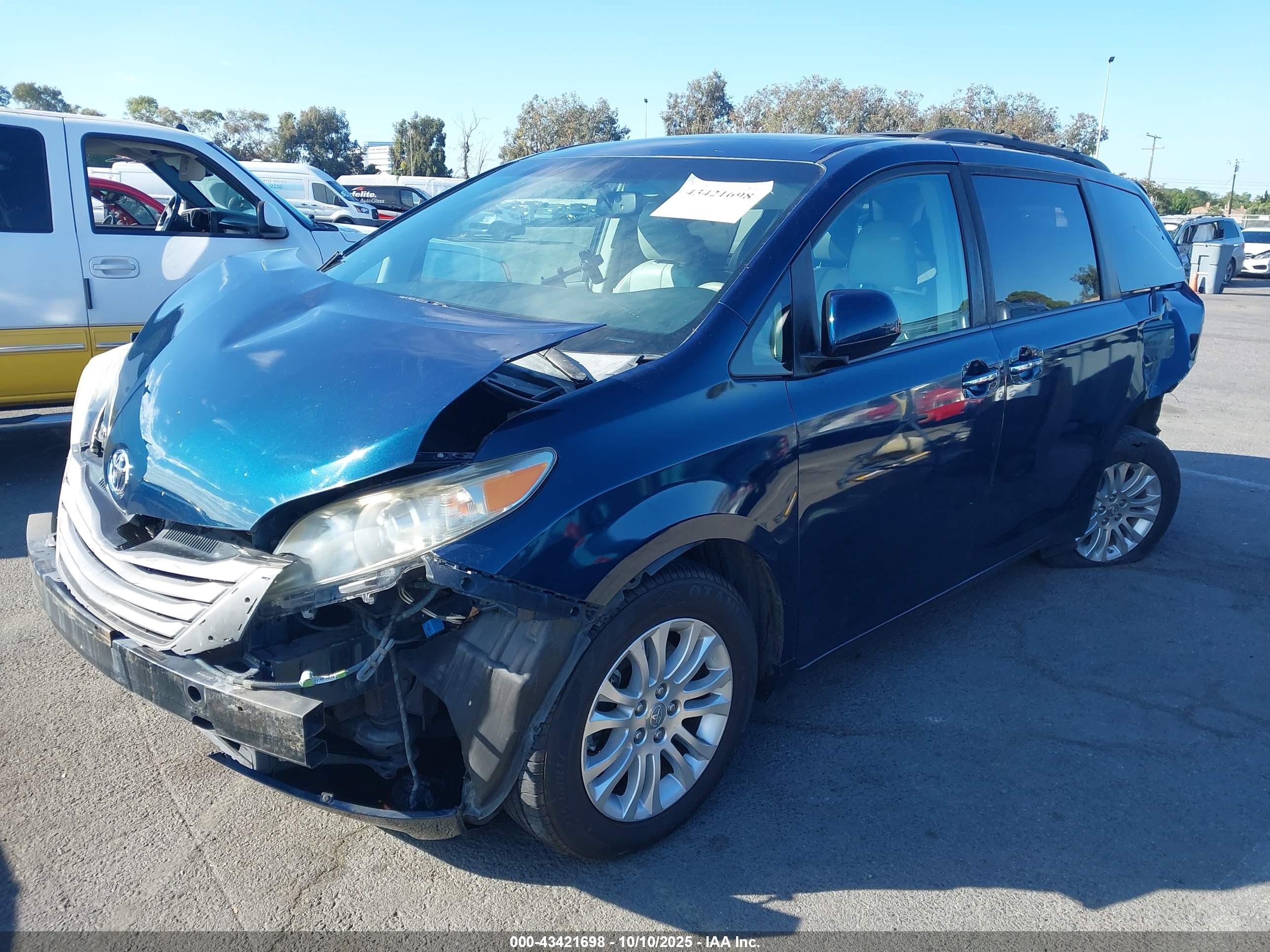 TOYOTA SIENNA image 2