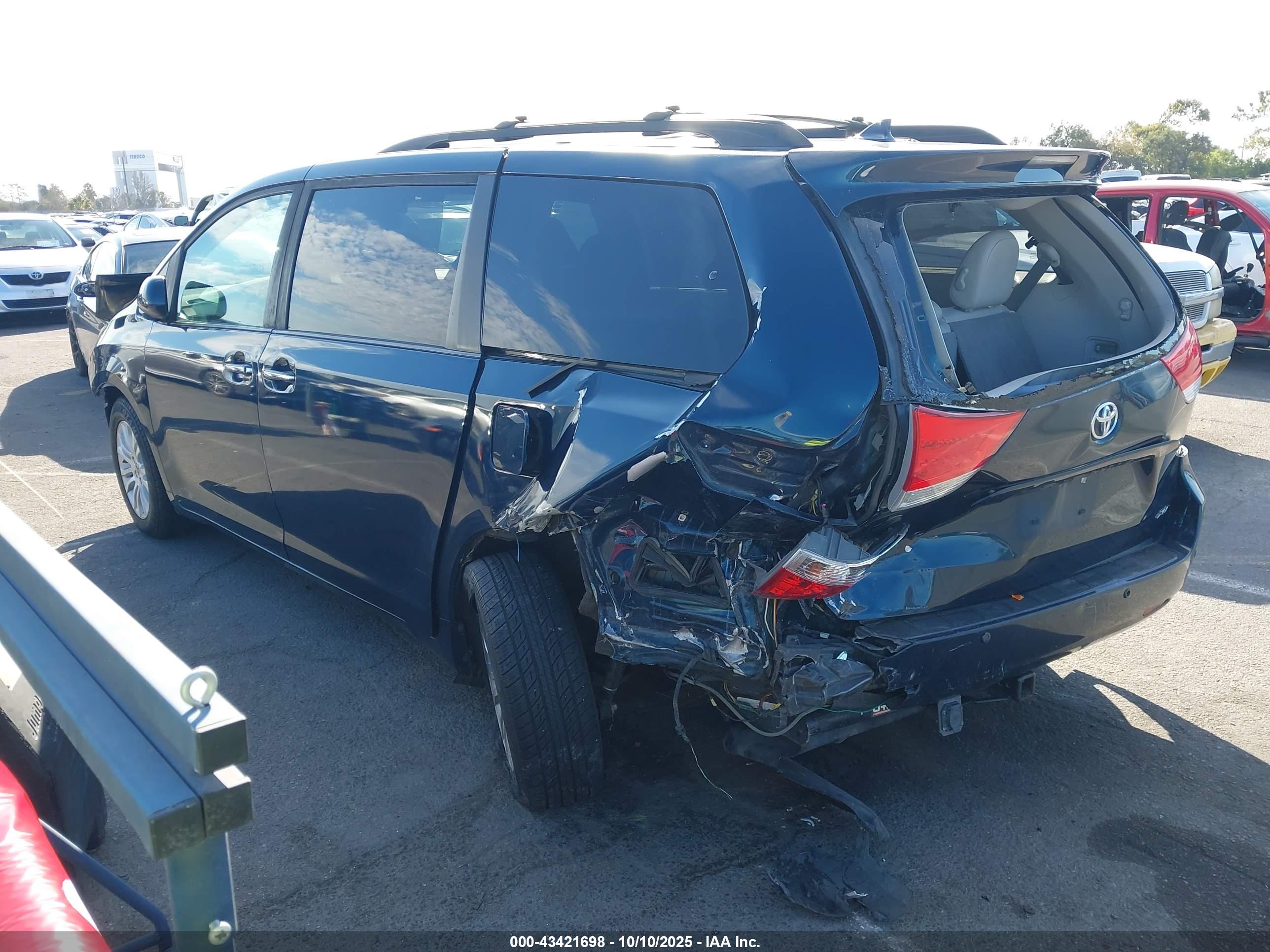 TOYOTA SIENNA image 3