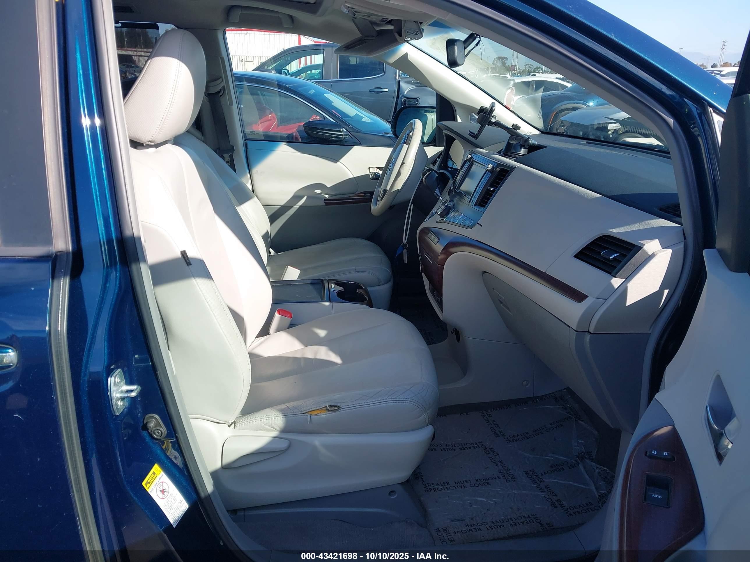 TOYOTA SIENNA image 5