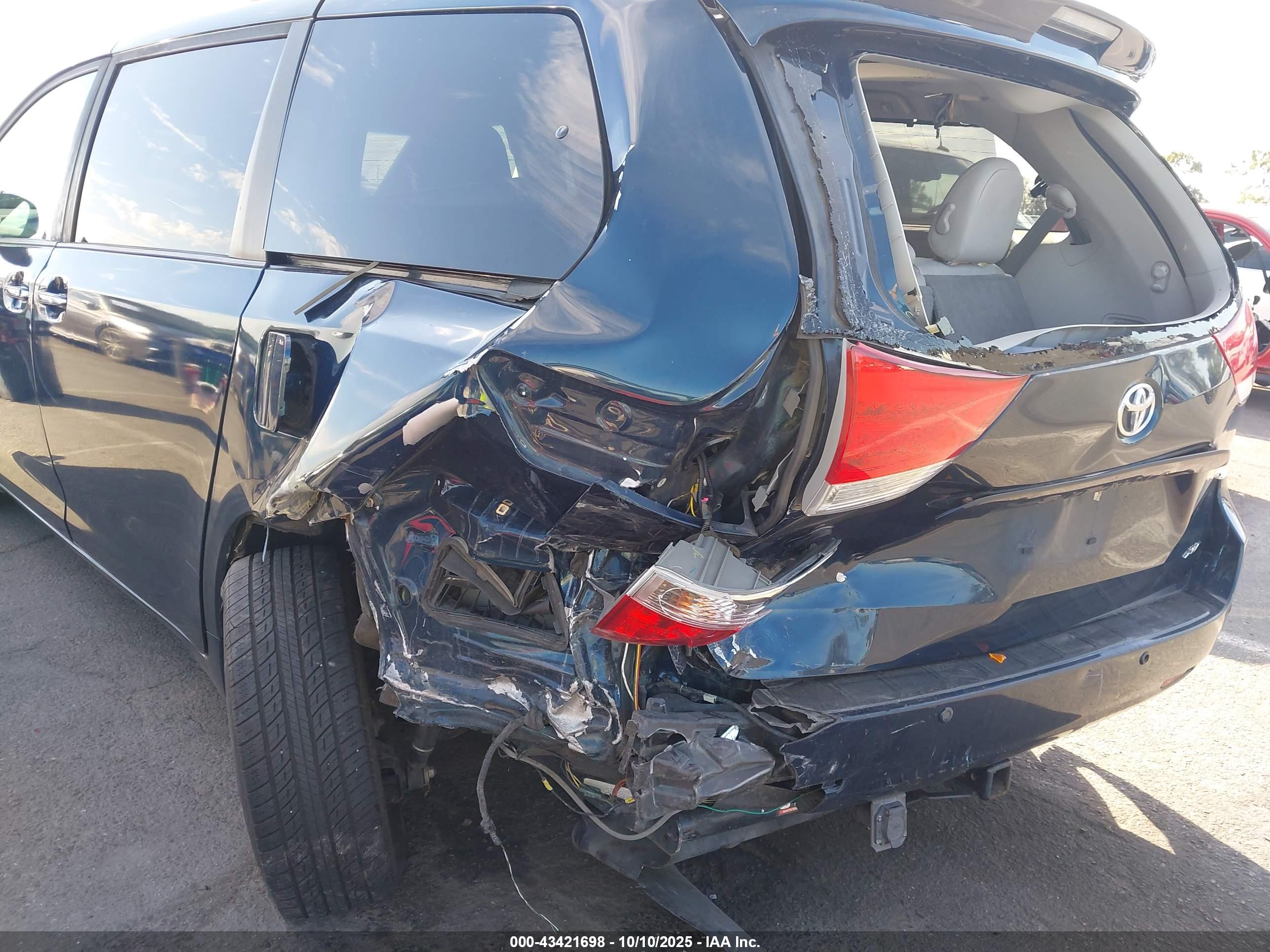 TOYOTA SIENNA image 6