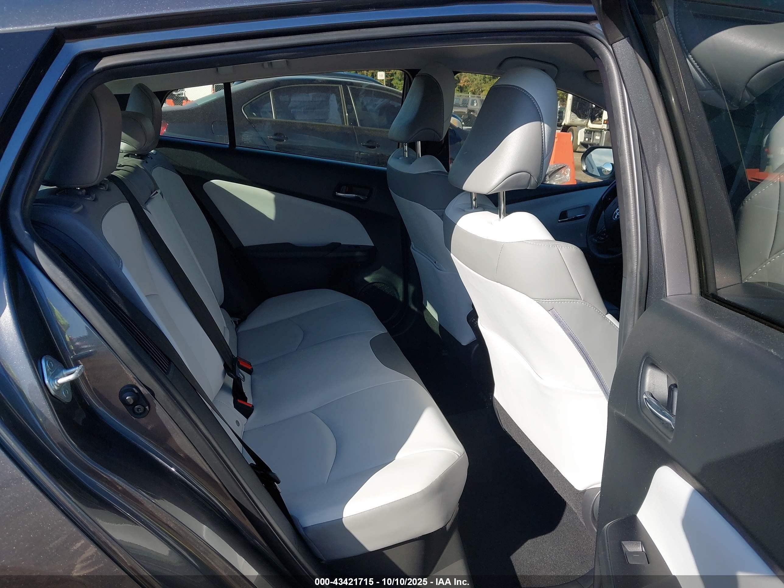 TOYOTA PRIUS image 8