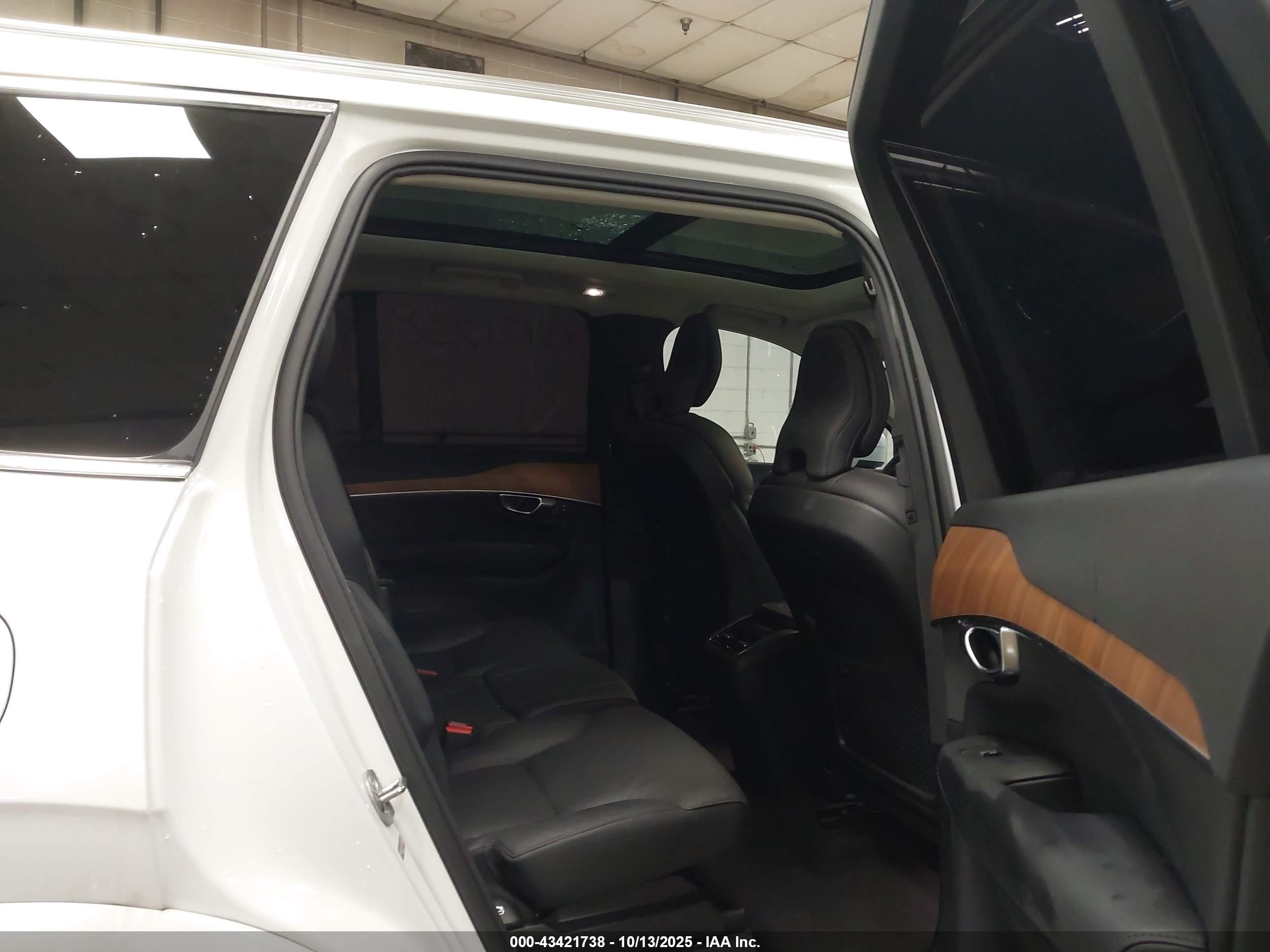 VOLVO XC90 image 8